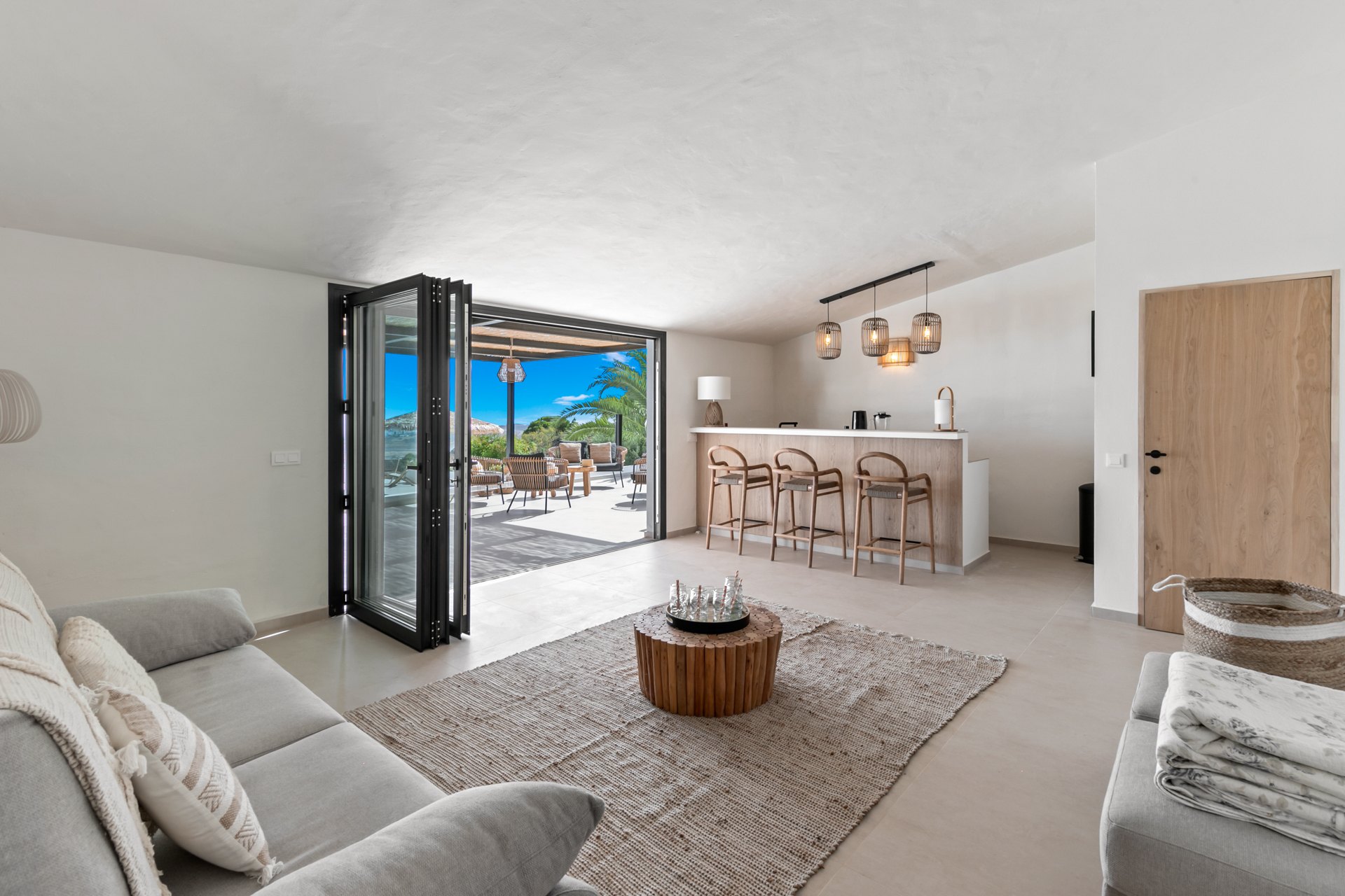 Villa con impresionantes vistas al mar con pista de tenis privada