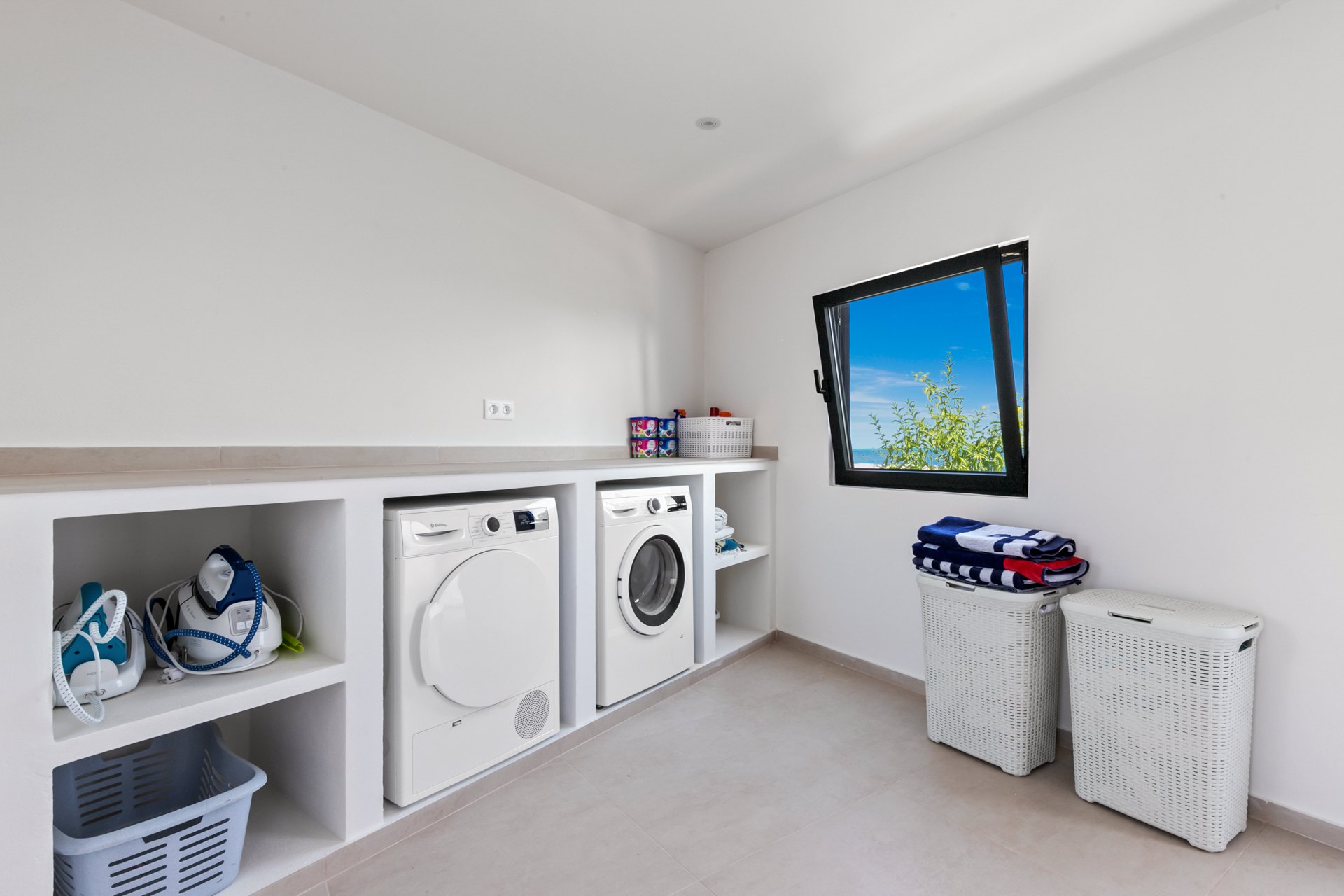 Villa con impresionantes vistas al mar con pista de tenis privada