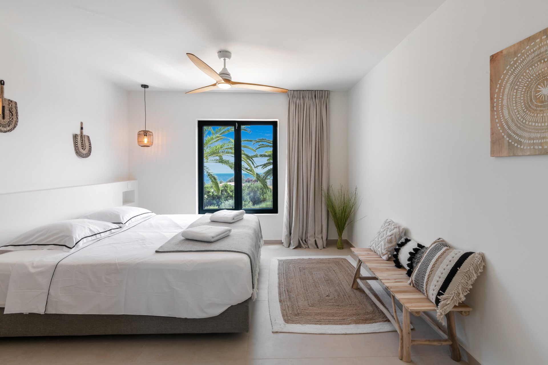 Villa con impresionantes vistas al mar con pista de tenis privada