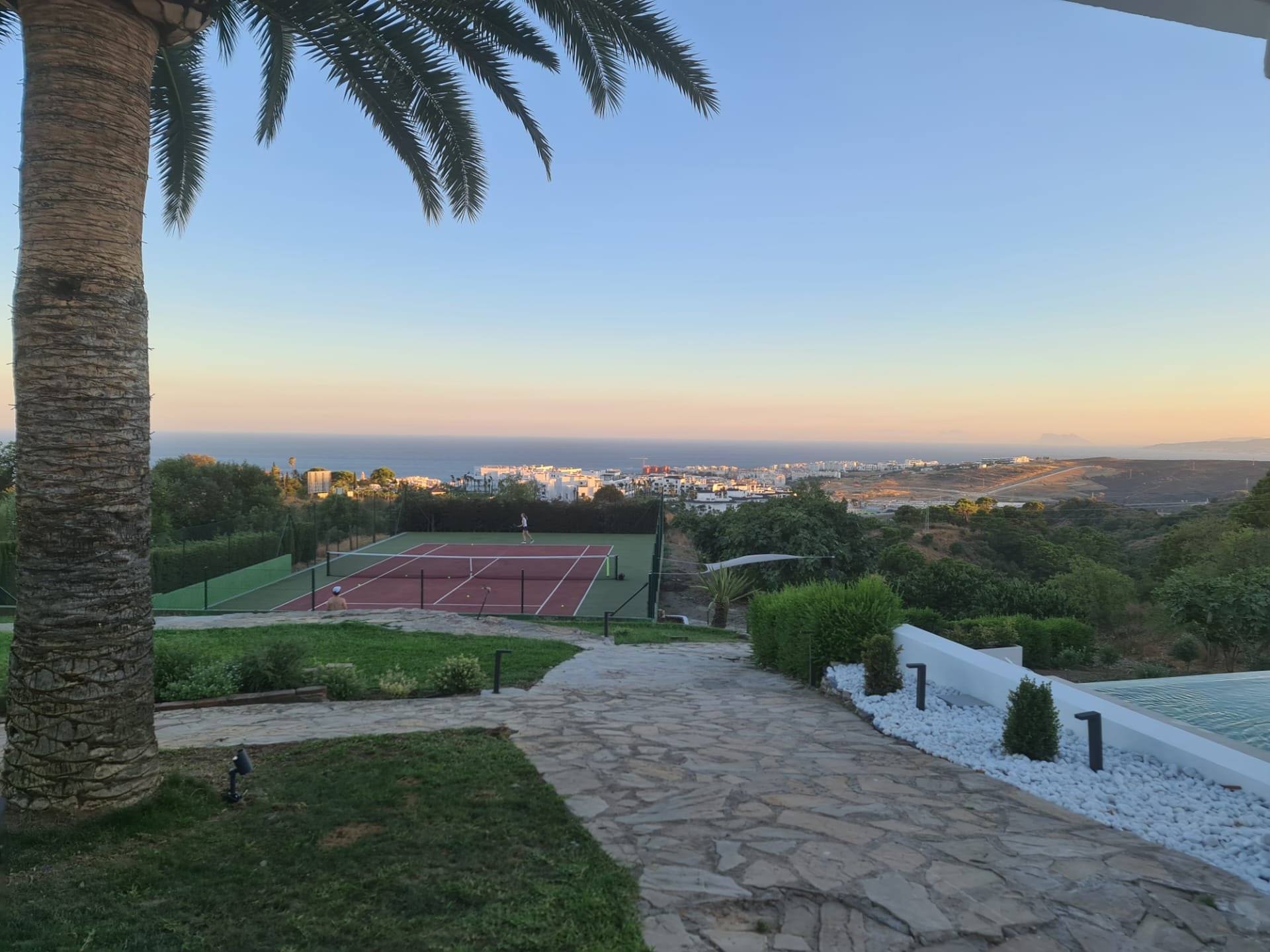 Villa con impresionantes vistas al mar con pista de tenis privada