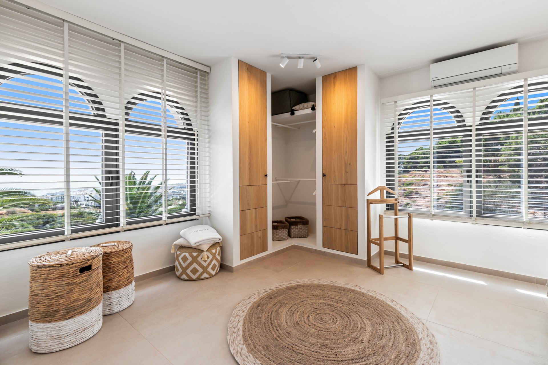 Villa con impresionantes vistas al mar con pista de tenis privada