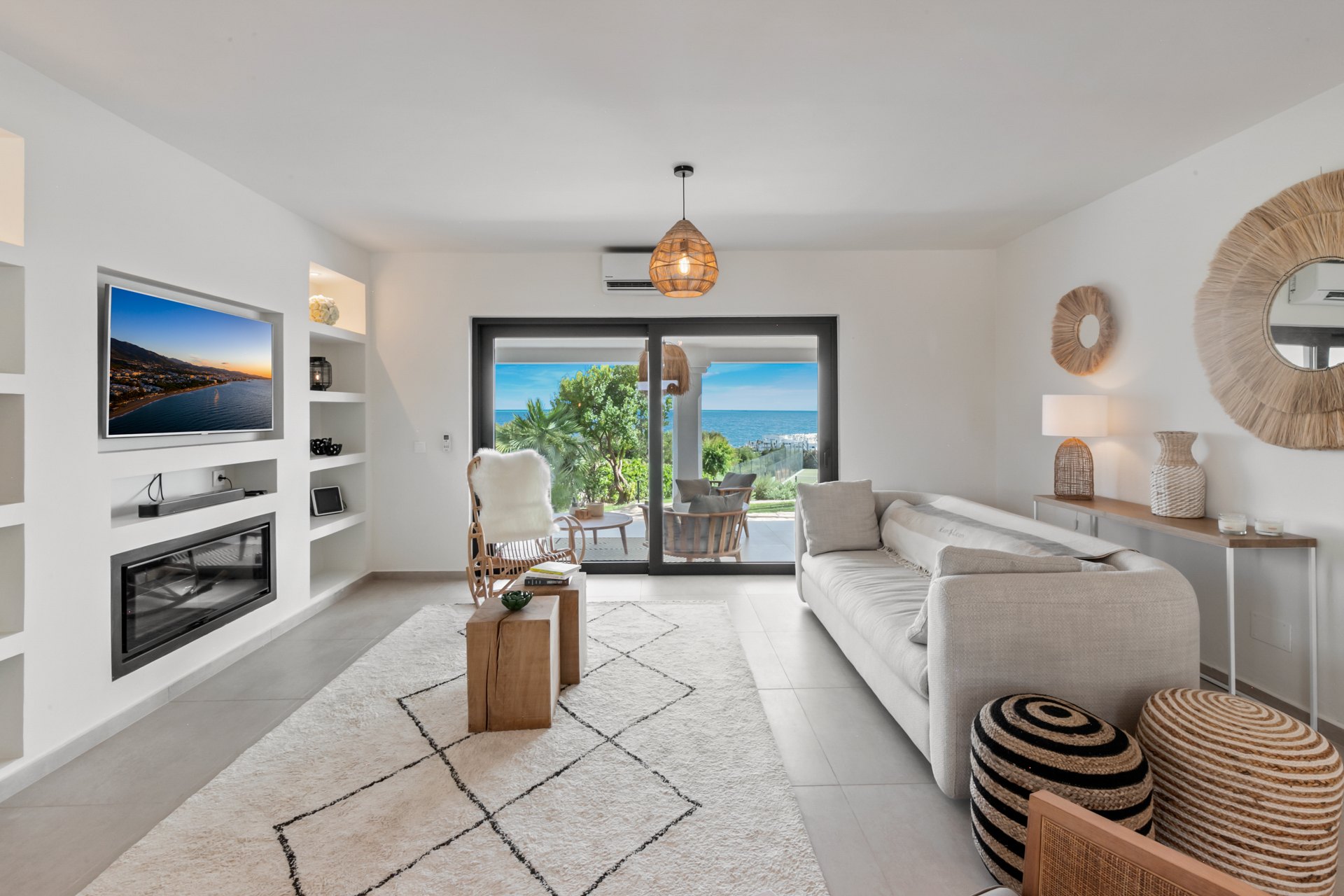 Villa con impresionantes vistas al mar con pista de tenis privada