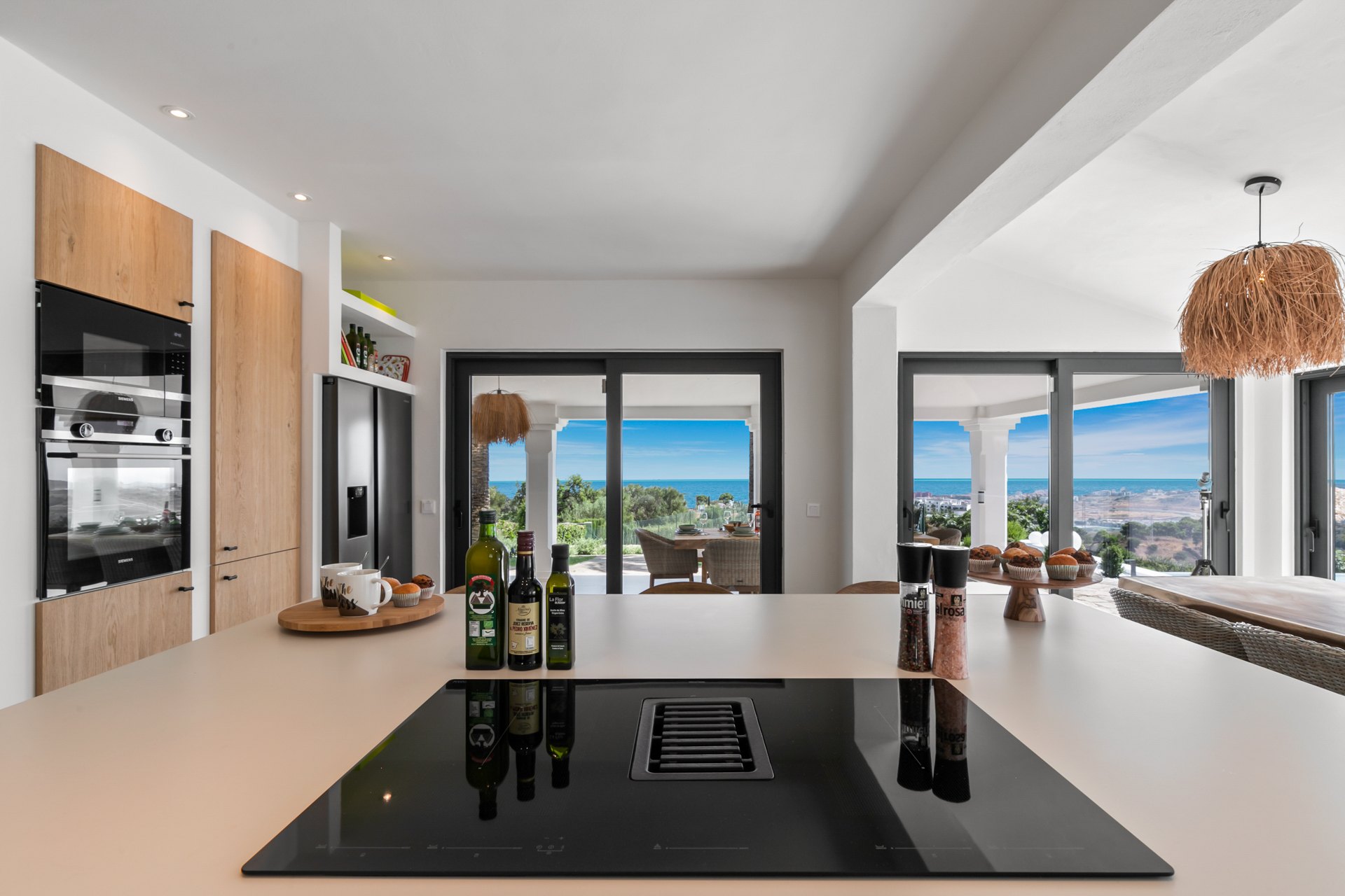 Villa con impresionantes vistas al mar con pista de tenis privada
