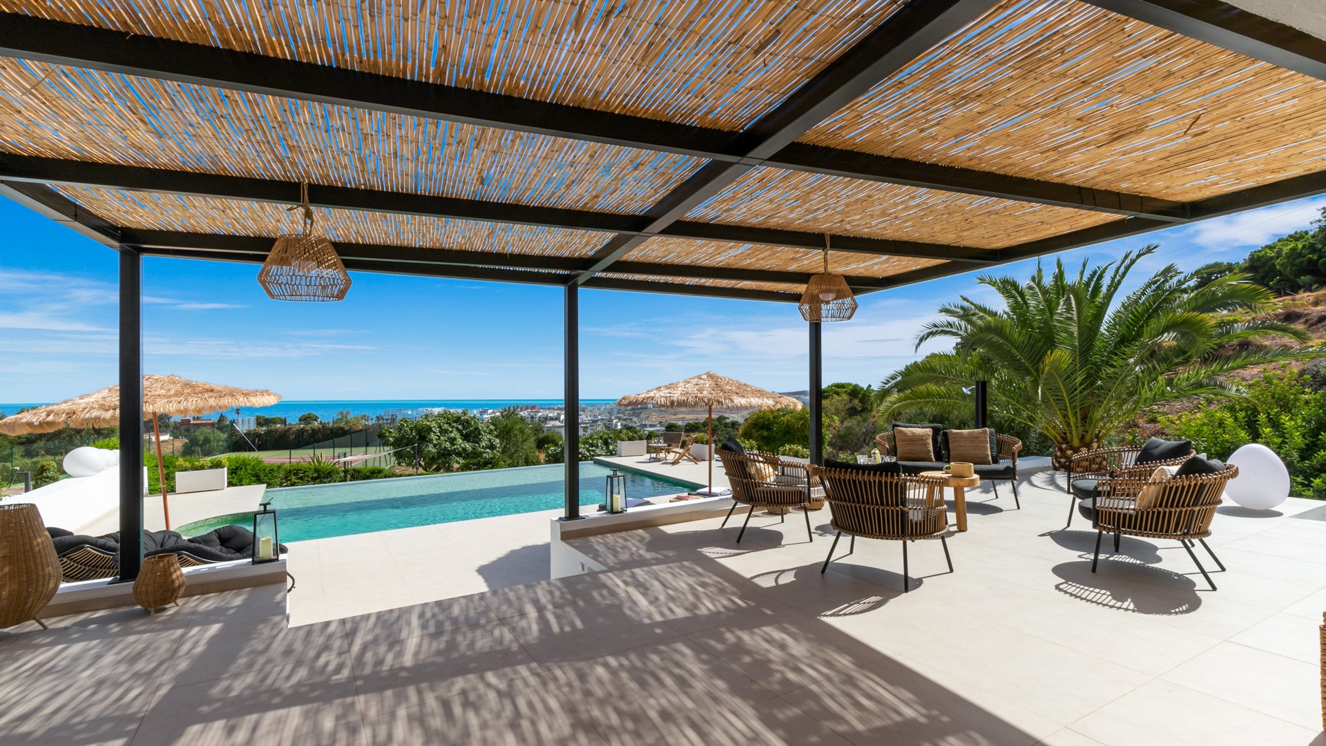 Villa con impresionantes vistas al mar con pista de tenis privada