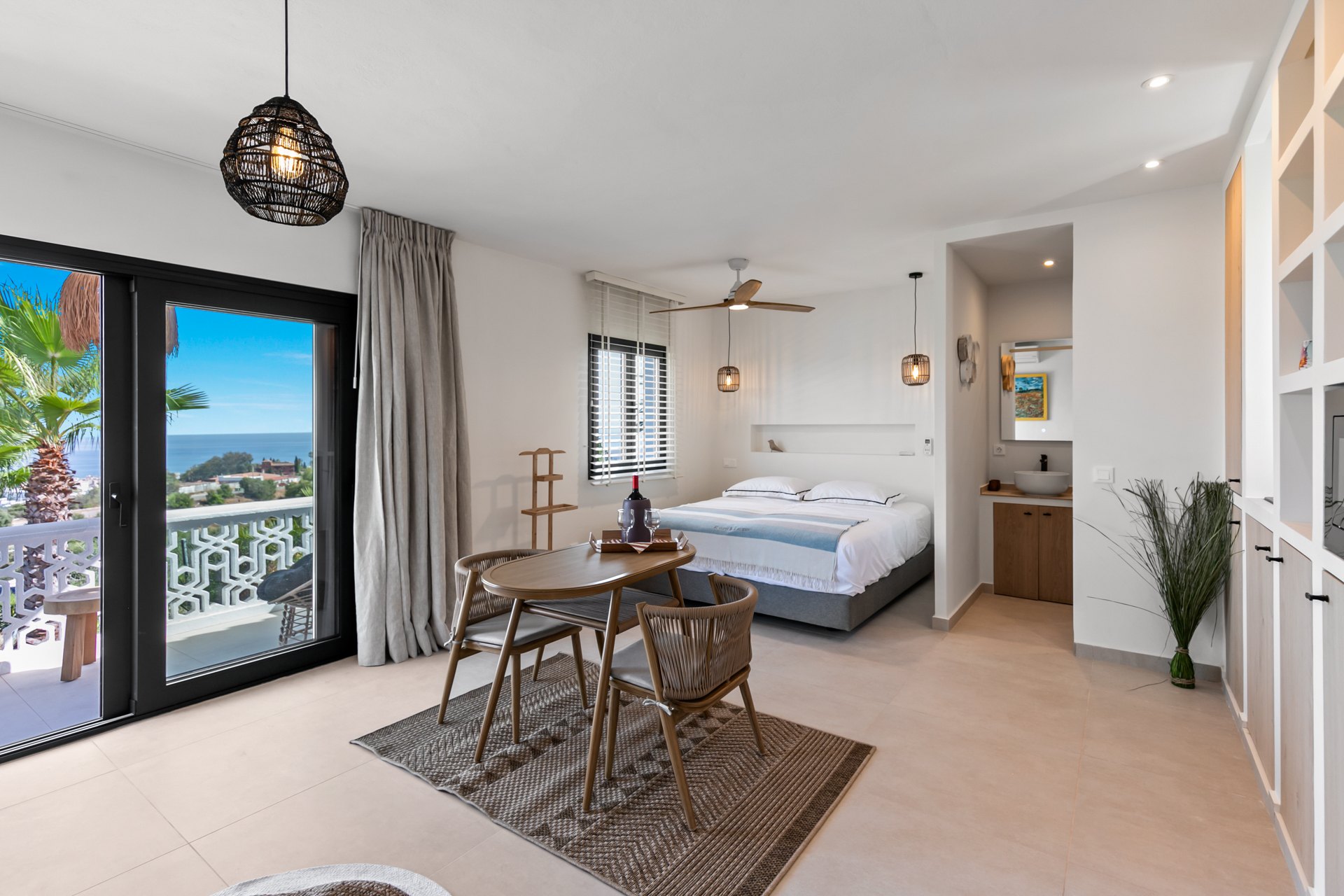 Villa con impresionantes vistas al mar con pista de tenis privada