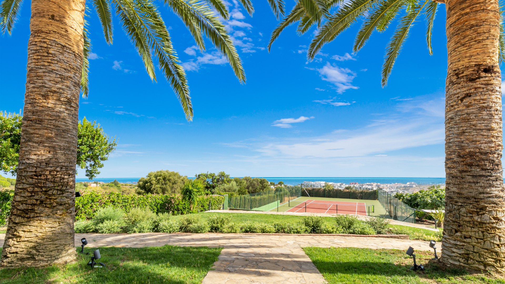 Villa con impresionantes vistas al mar con pista de tenis privada