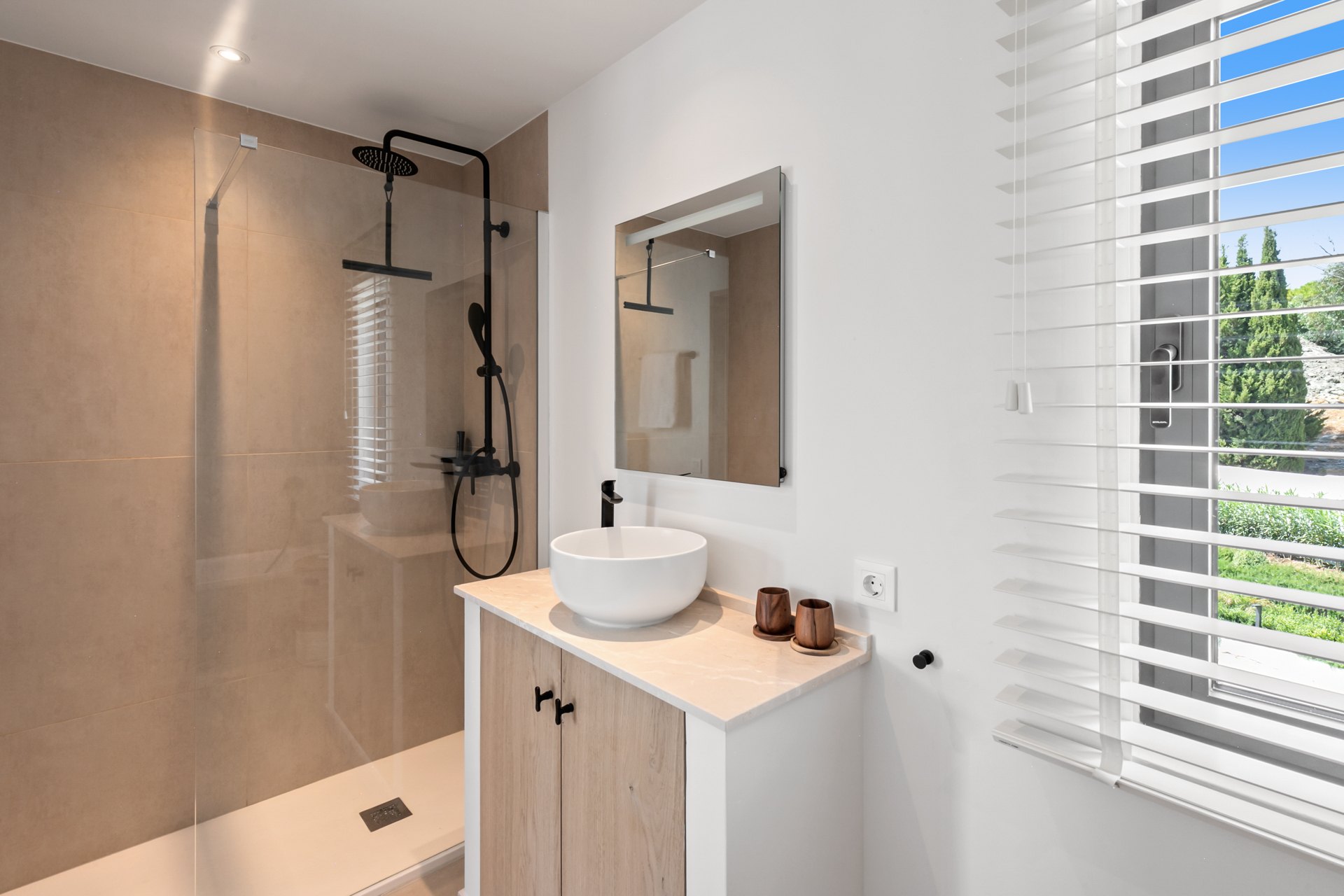 Villa con impresionantes vistas al mar con pista de tenis privada