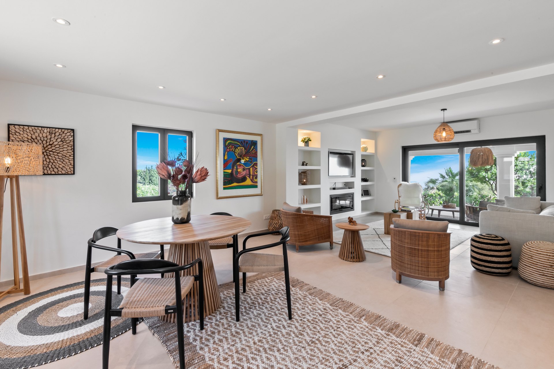 Villa con impresionantes vistas al mar con pista de tenis privada