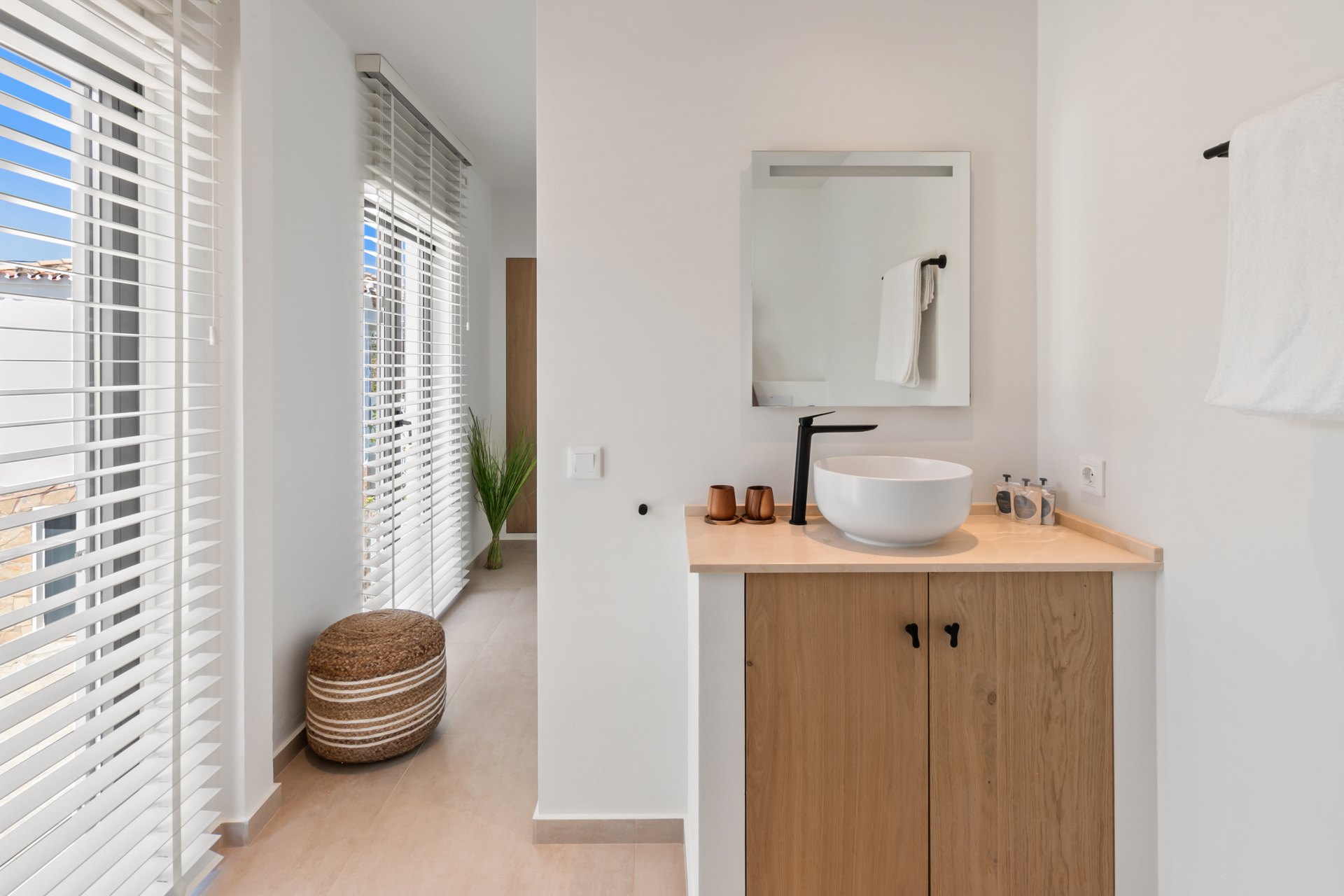 Villa con impresionantes vistas al mar con pista de tenis privada