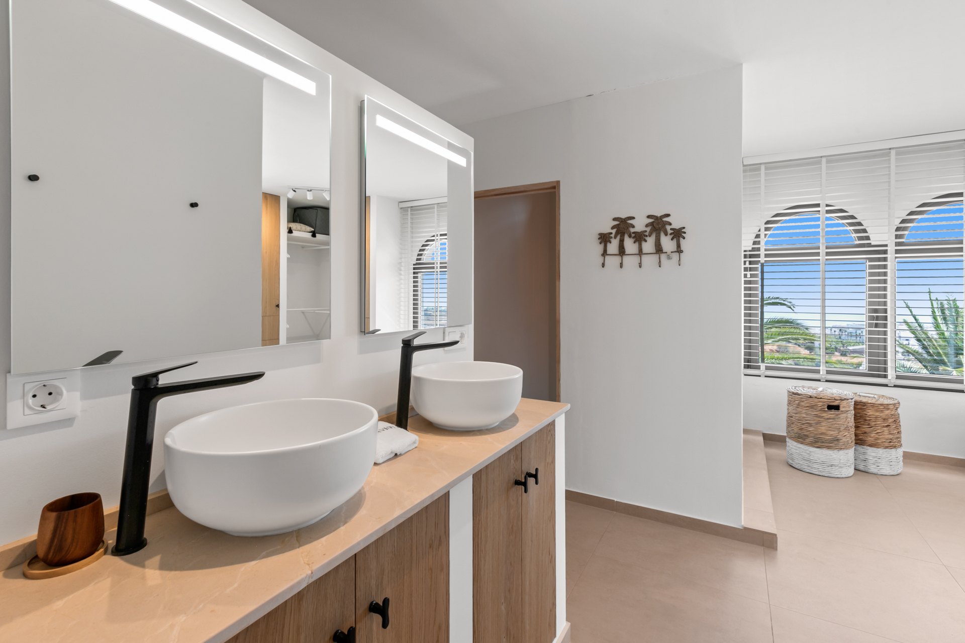 Villa con impresionantes vistas al mar con pista de tenis privada