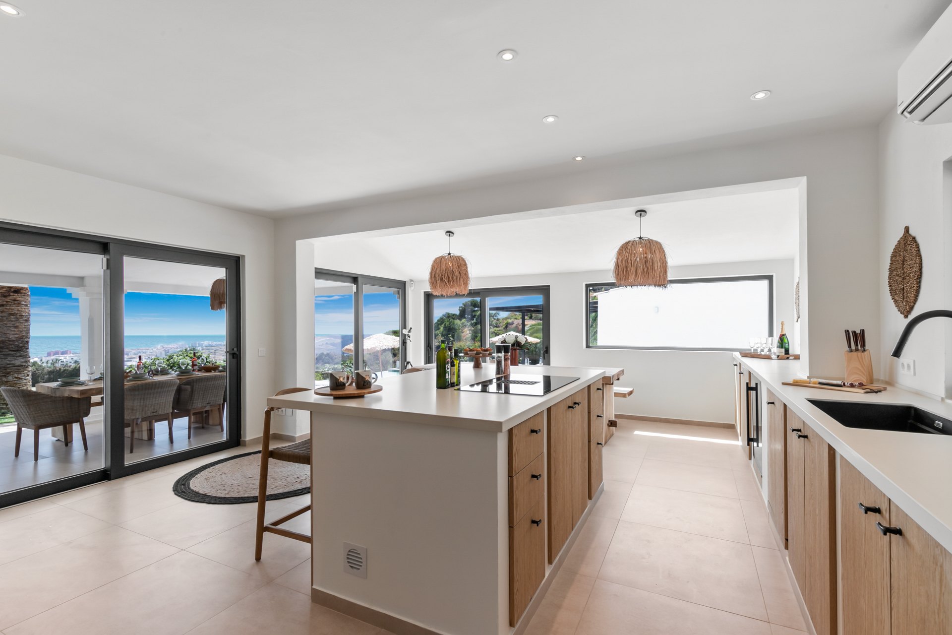 Villa con impresionantes vistas al mar con pista de tenis privada