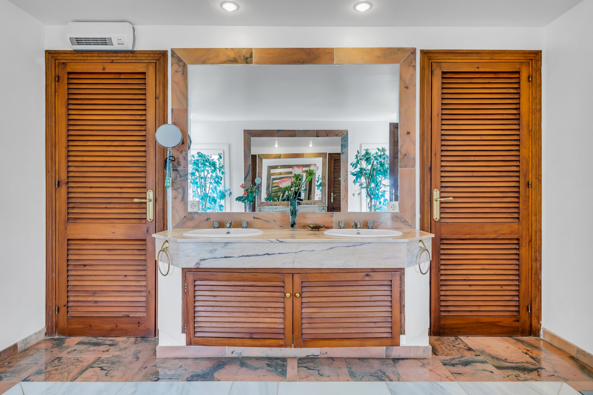 Encantadora villa rústica situada en el tranquilo paraje de Estepona