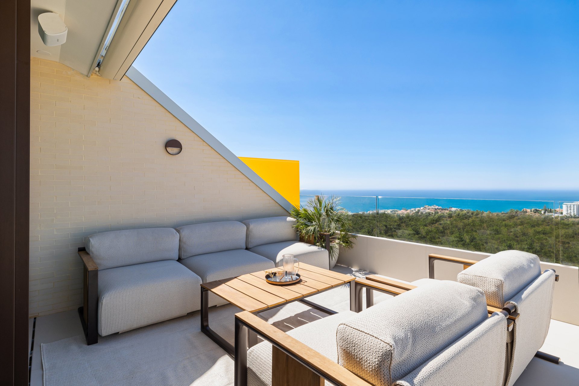 Luminoso ático con vistas al mar en el Higuerón