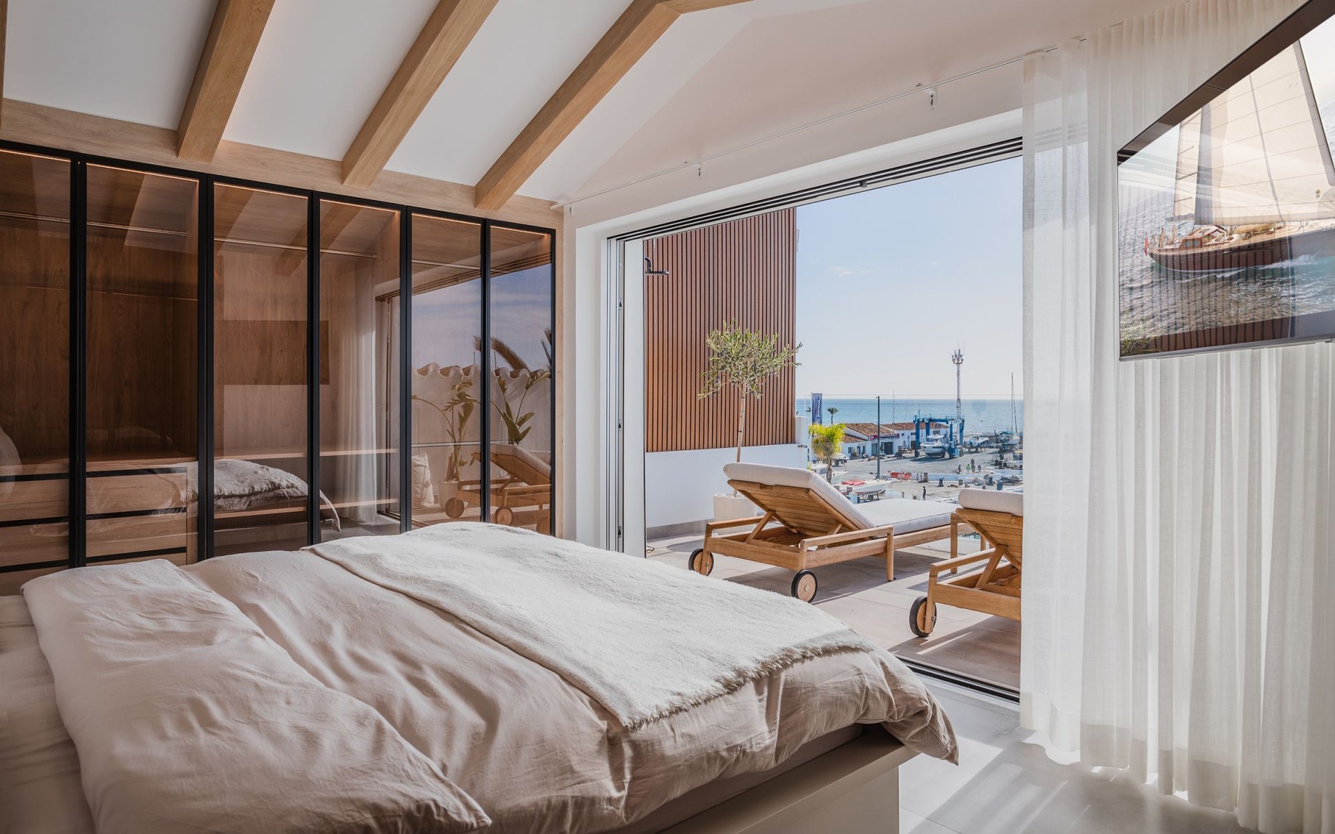 State-of-the-art refurbished duplex penthouse with spectacular panoramic views of Puerto Banús