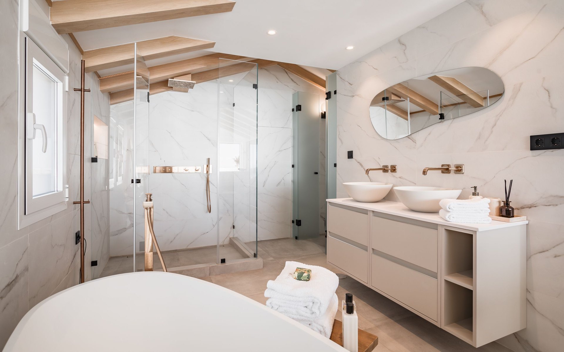 State-of-the-art refurbished duplex penthouse with spectacular panoramic views of Puerto Banús