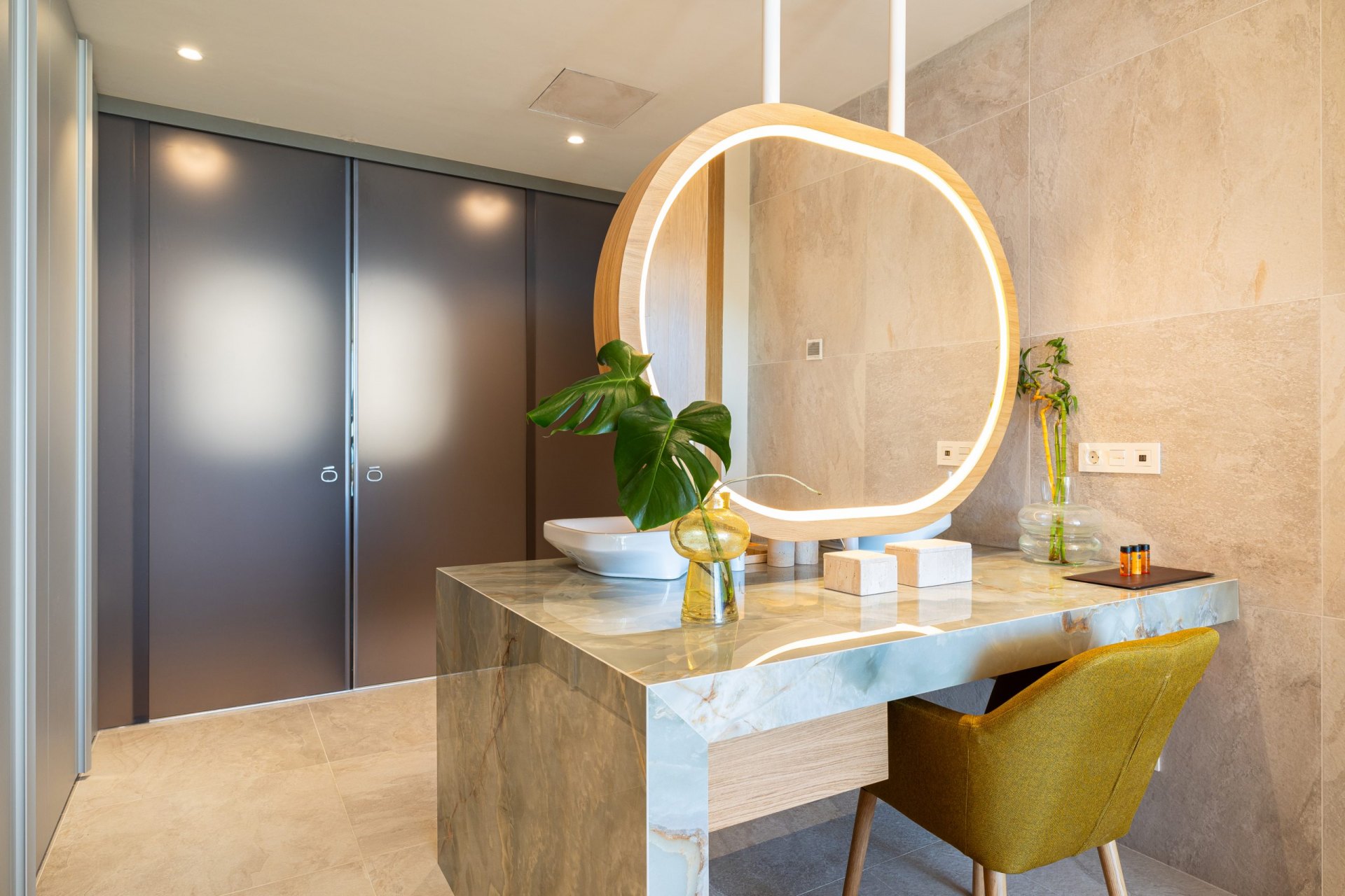 Ático con servicio de concierge en complejo con seguridad en El Higuerón