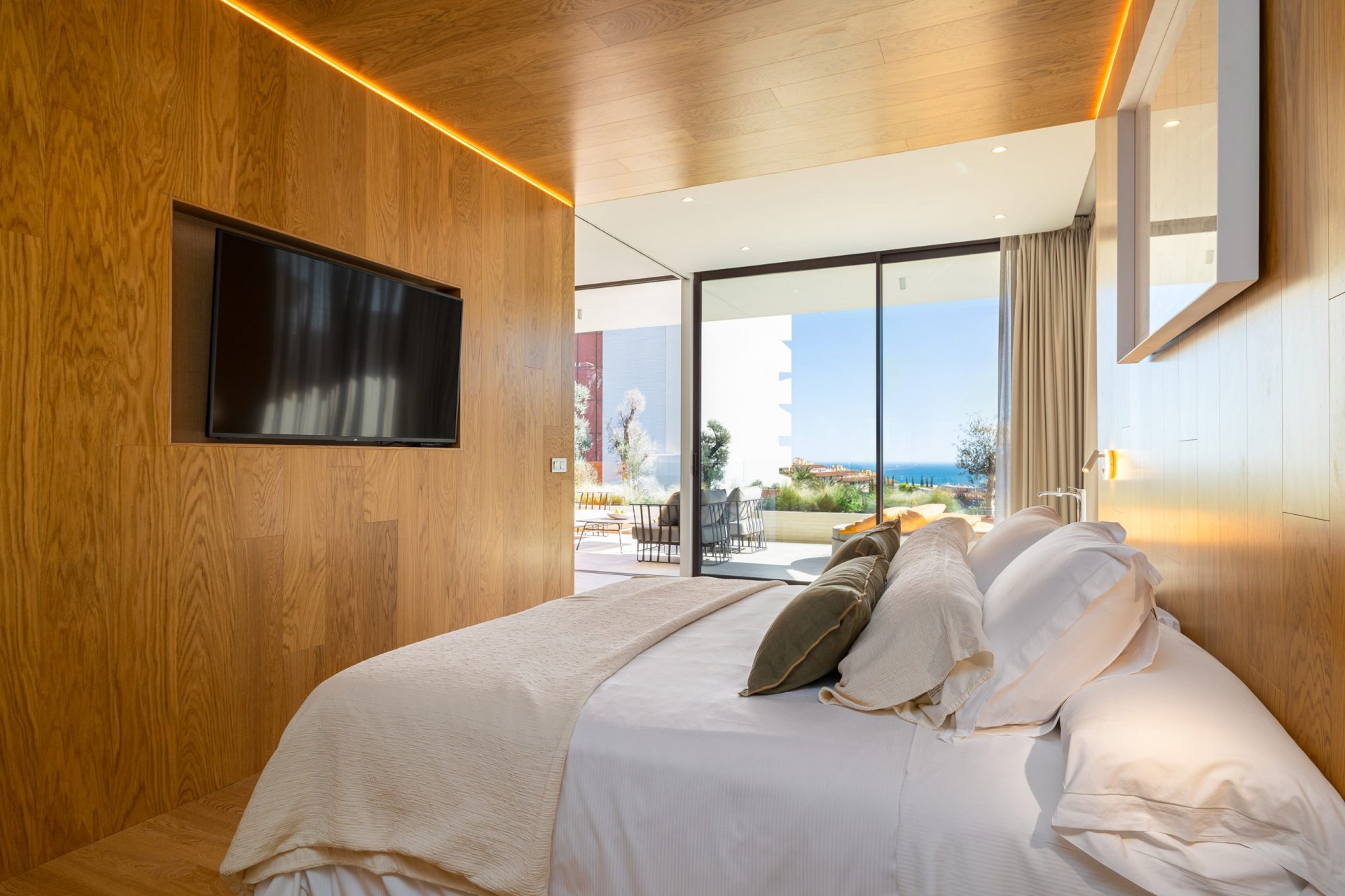 Ático con servicio de concierge en complejo con seguridad en El Higuerón