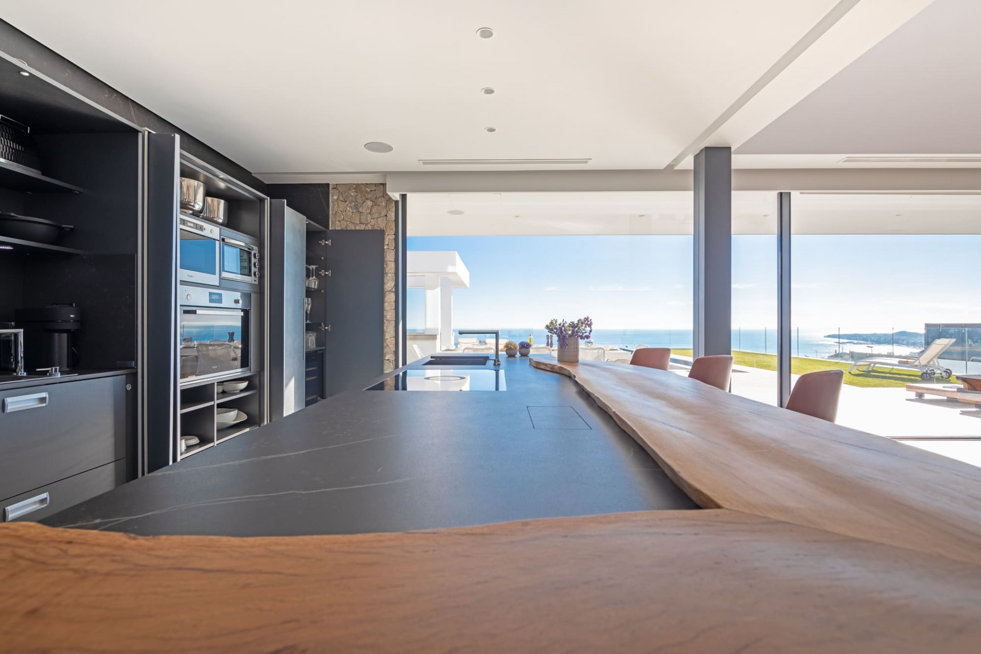 Splendid villa with sea views in the prestigious urbanisation La Capellania