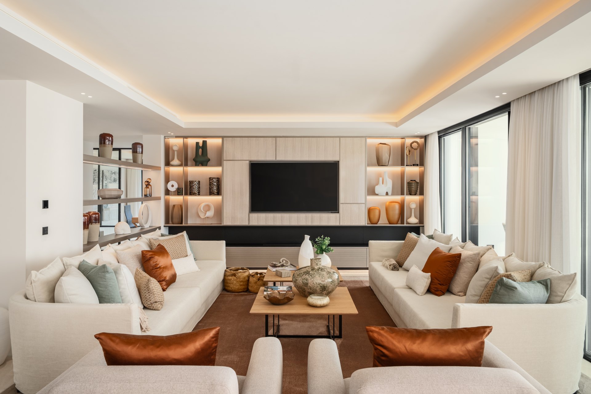 Splendorous Mediterranean style luxury villa with panoramic views in El Herrojo, Benahavís