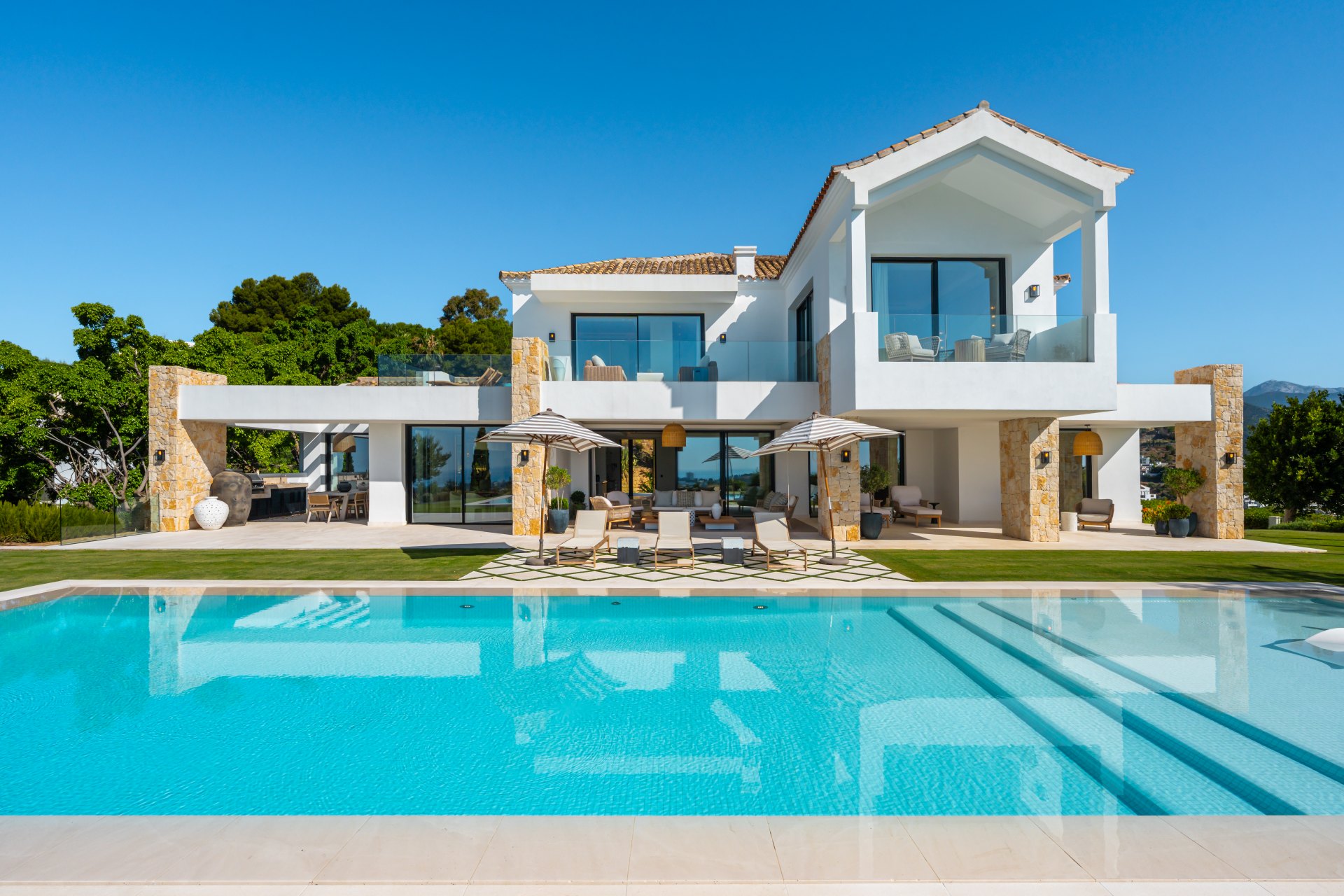 Splendorous Mediterranean style luxury villa with panoramic views in El Herrojo, Benahavís