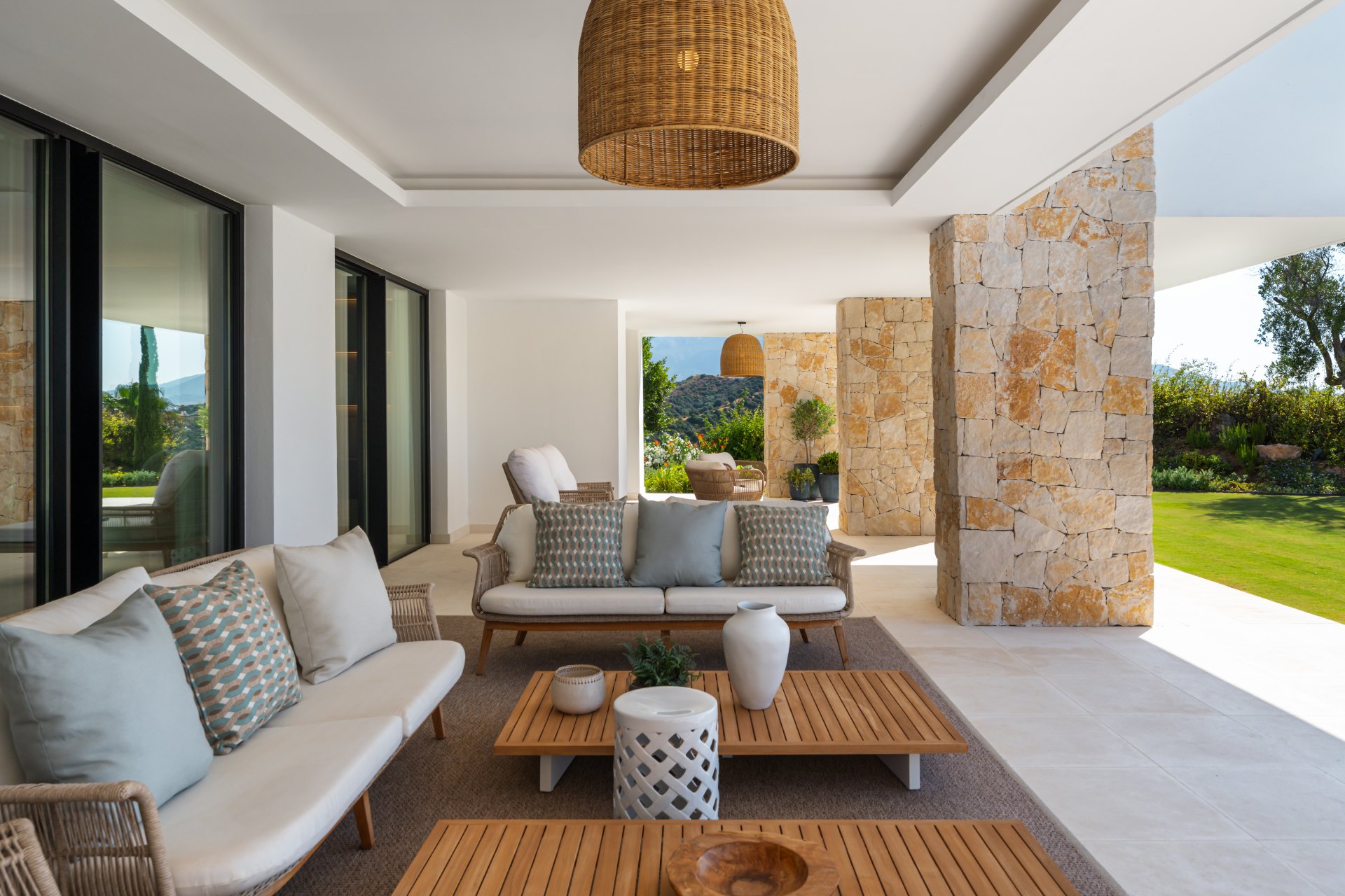 Splendorous Mediterranean style luxury villa with panoramic views in El Herrojo, Benahavís