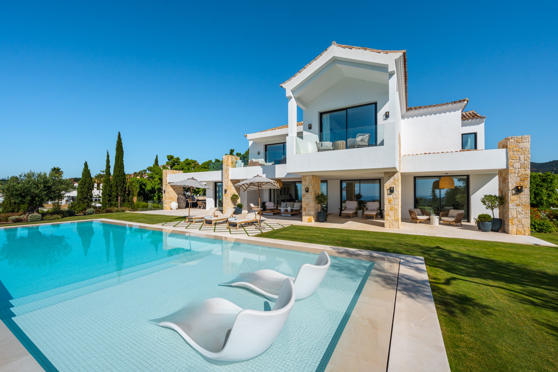 Splendorous Mediterranean style luxury villa with panoramic views in El Herrojo, Benahavís