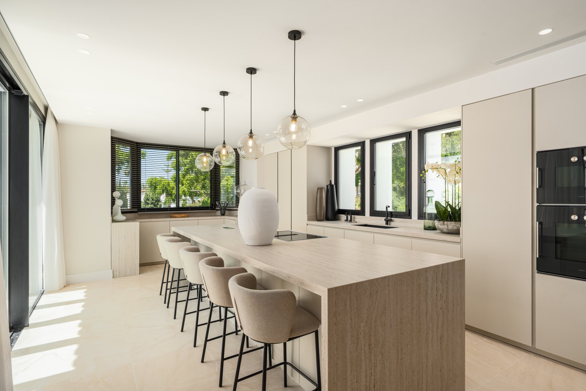 Splendorous Mediterranean style luxury villa with panoramic views in El Herrojo, Benahavís