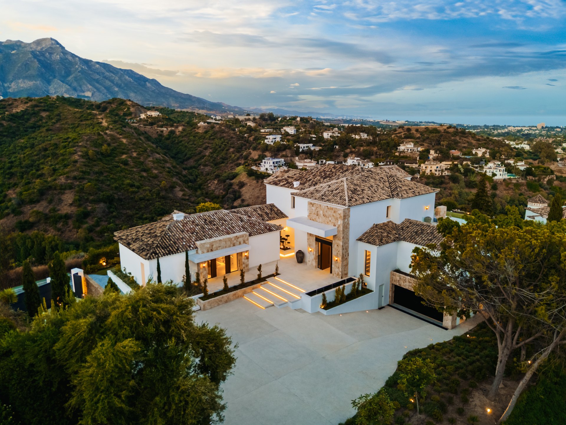 Splendorous Mediterranean style luxury villa with panoramic views in El Herrojo, Benahavís