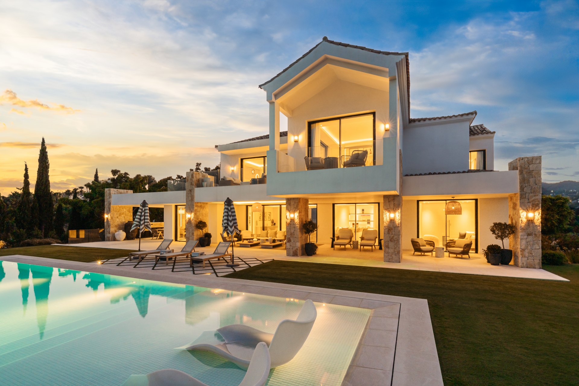 Splendorous Mediterranean style luxury villa with panoramic views in El Herrojo, Benahavís