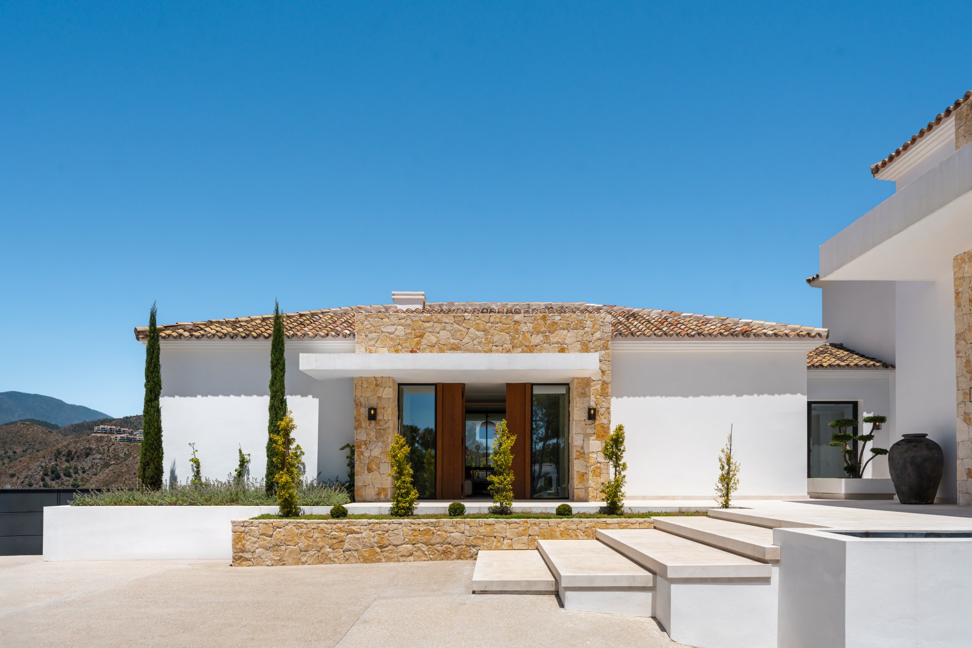Splendorous Mediterranean style luxury villa with panoramic views in El Herrojo, Benahavís