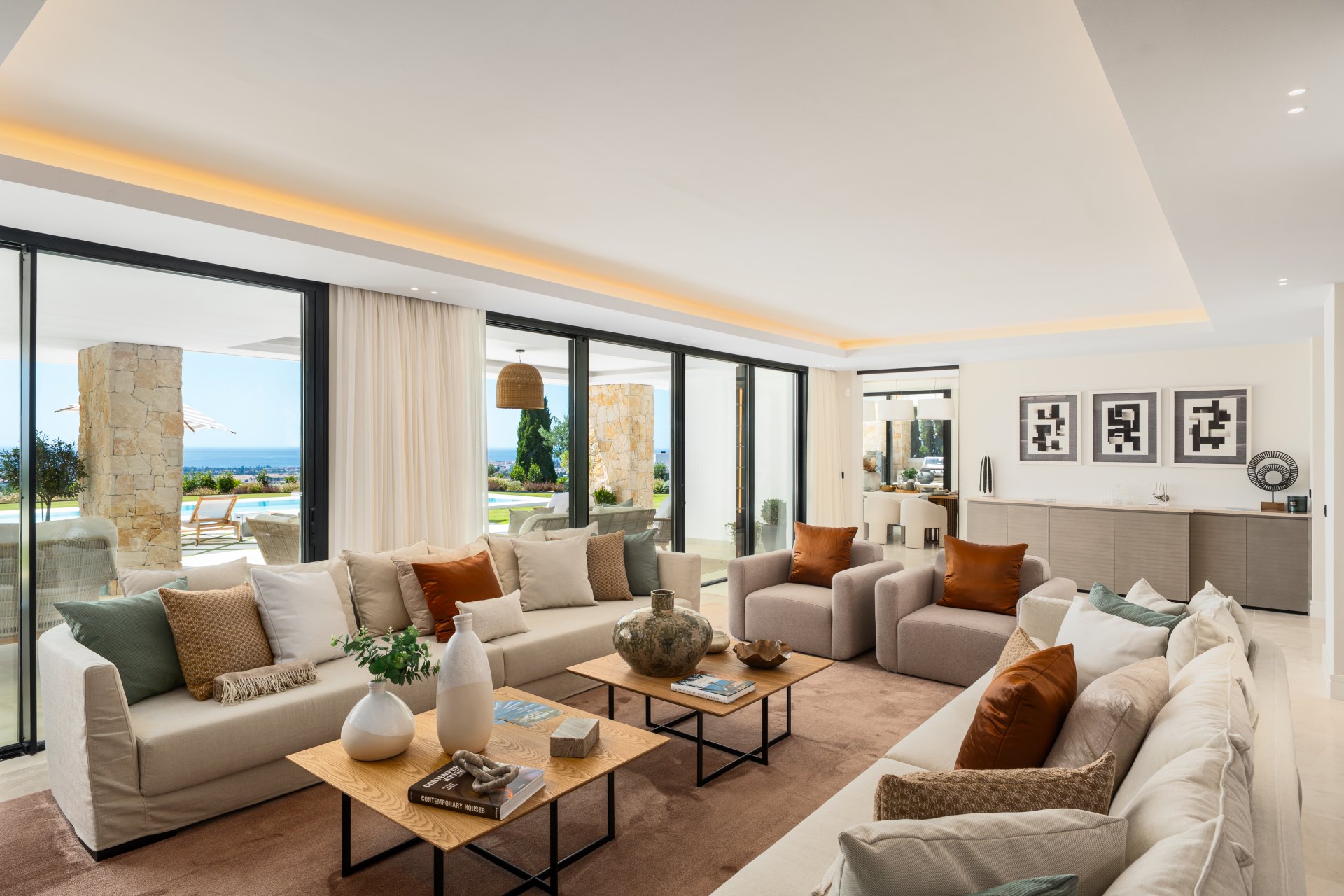 Splendorous Mediterranean style luxury villa with panoramic views in El Herrojo, Benahavís