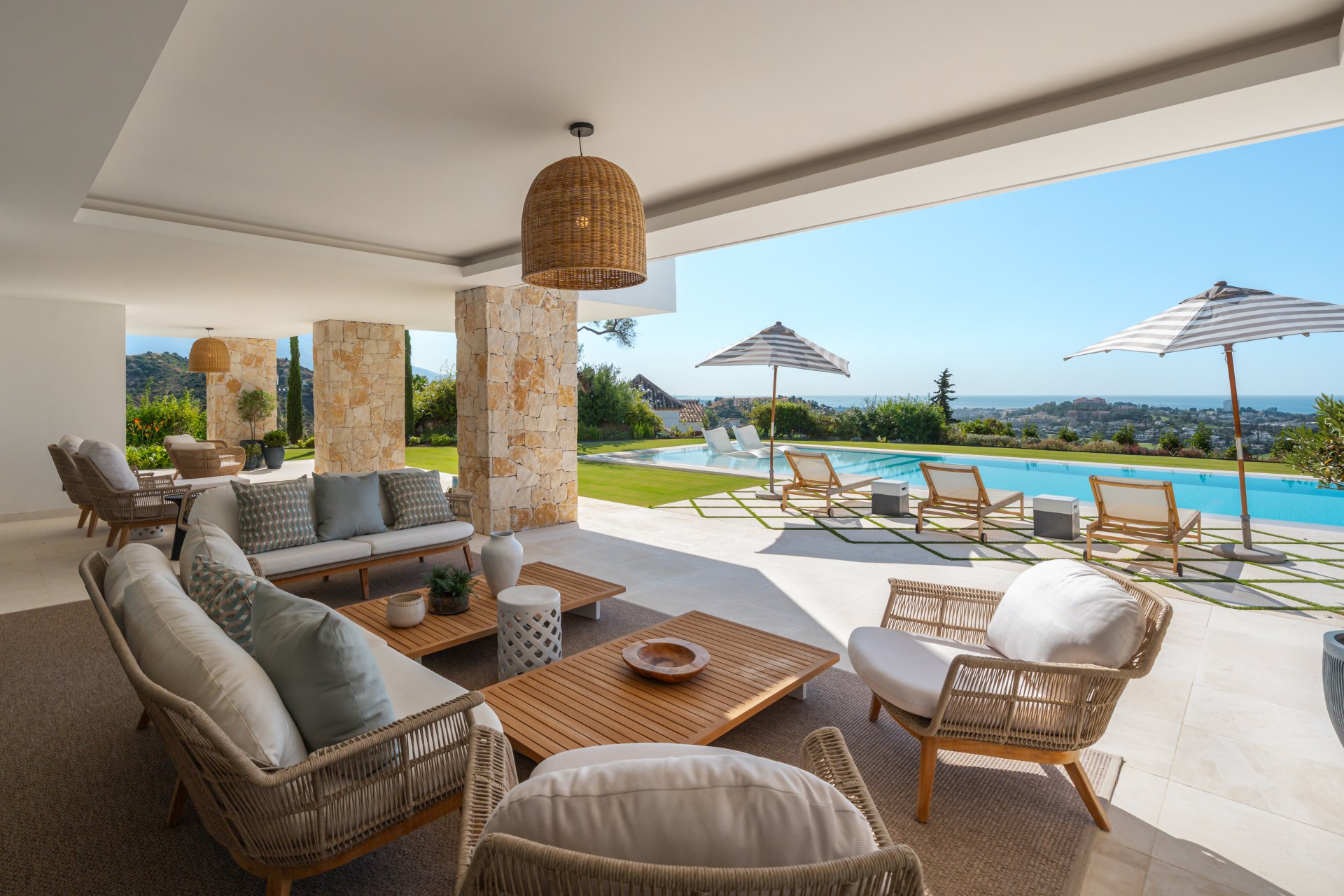 Splendorous Mediterranean style luxury villa with panoramic views in El Herrojo, Benahavís
