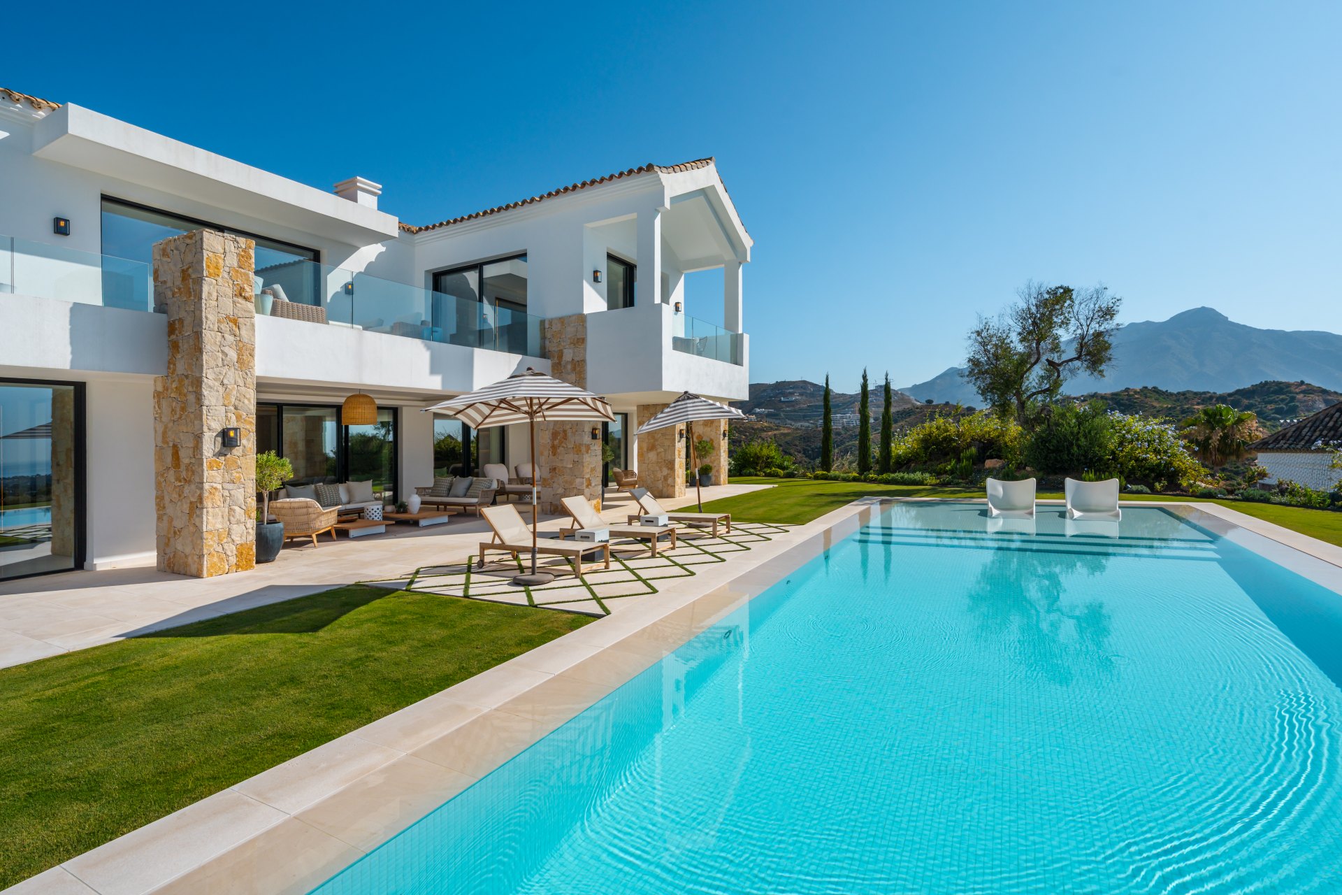 Splendorous Mediterranean style luxury villa with panoramic views in El Herrojo, Benahavís