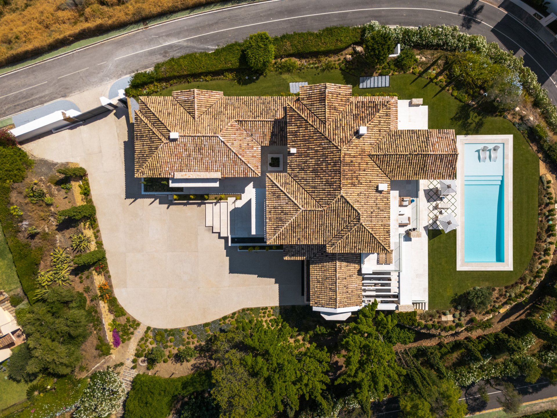 Splendorous Mediterranean style luxury villa with panoramic views in El Herrojo, Benahavís