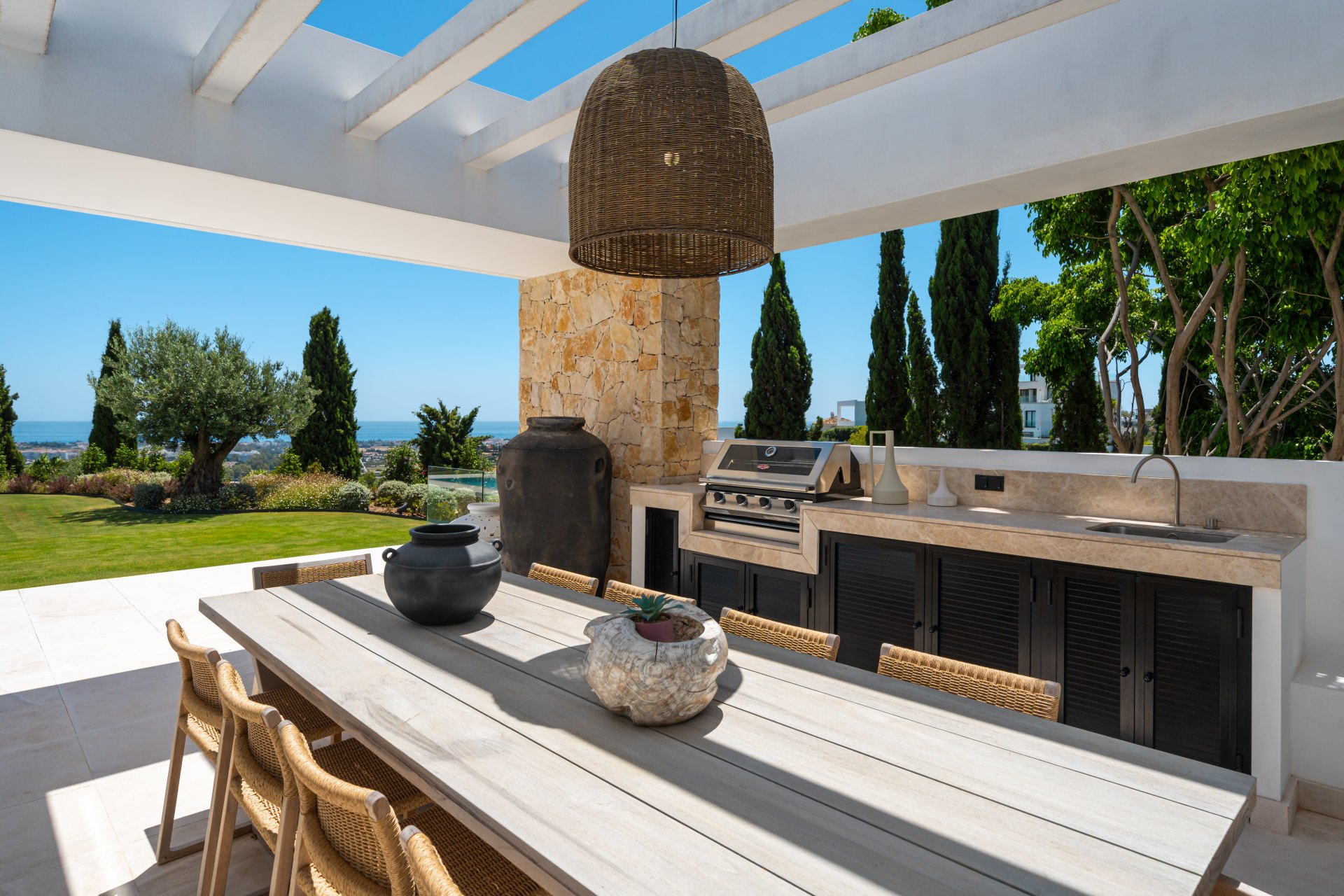 Splendorous Mediterranean style luxury villa with panoramic views in El Herrojo, Benahavís