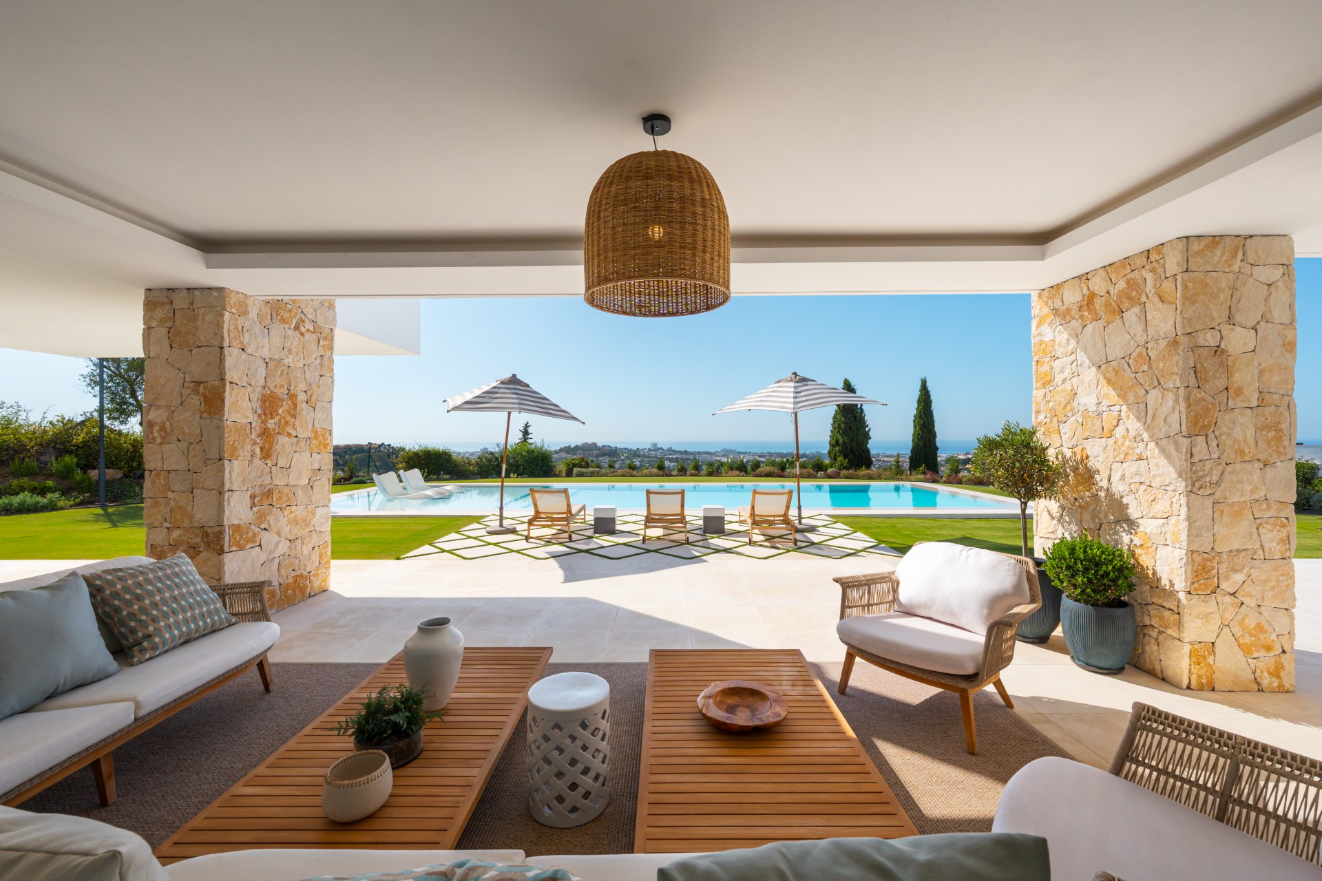 Splendorous Mediterranean style luxury villa with panoramic views in El Herrojo, Benahavís