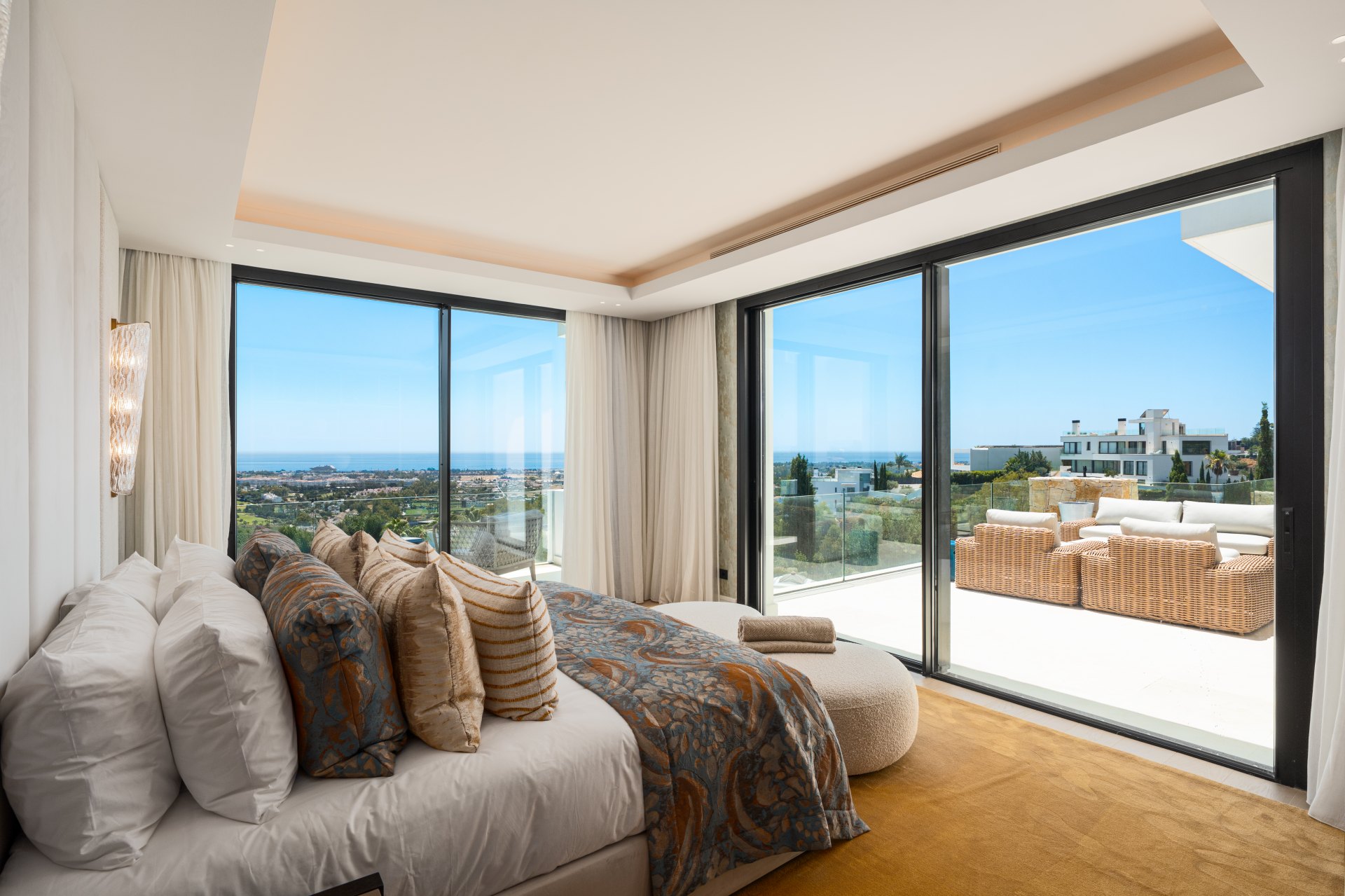 Splendorous Mediterranean style luxury villa with panoramic views in El Herrojo, Benahavís