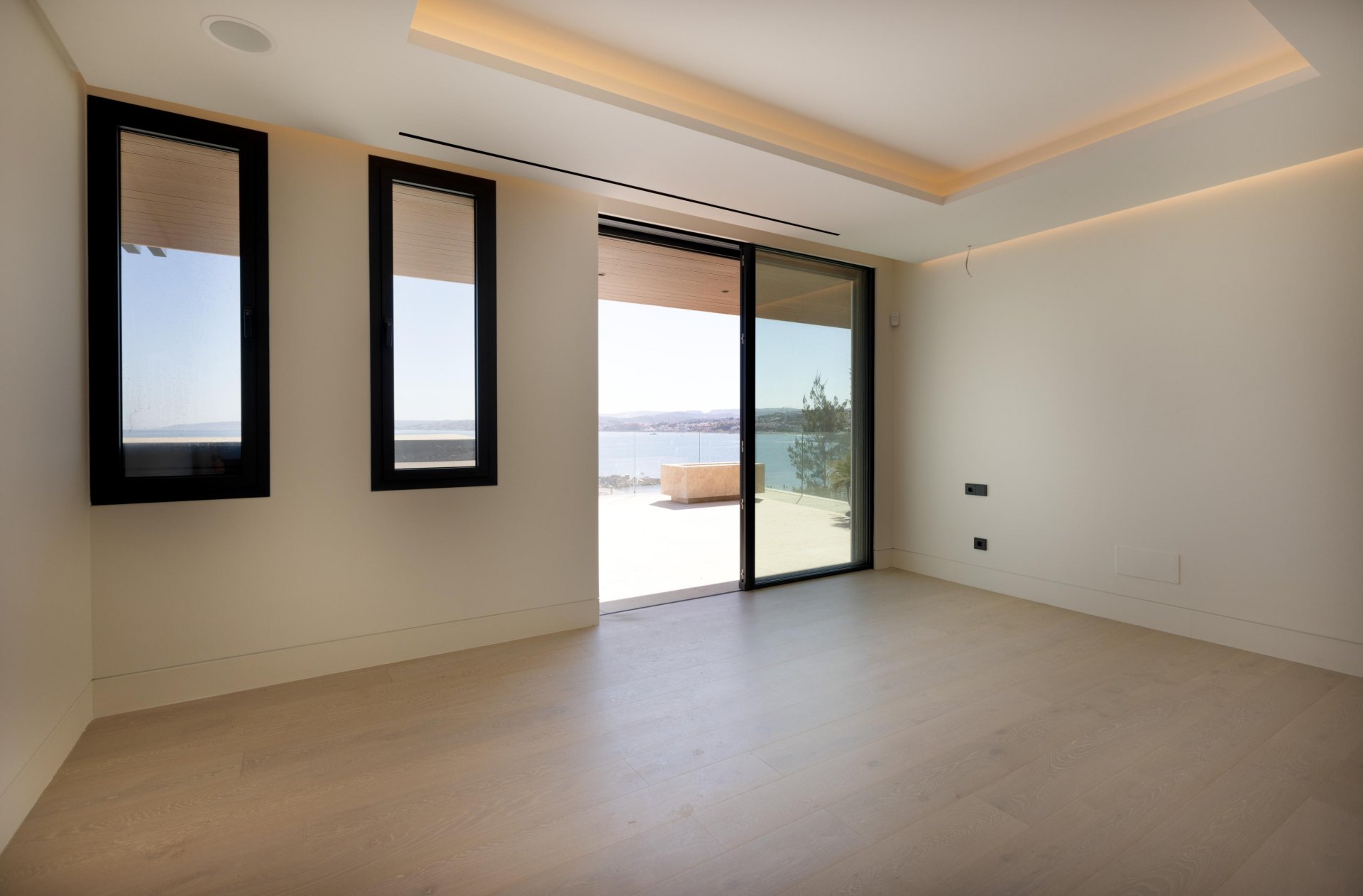 Apartamento de estilo villa, con 4 dormitorios, en primera línea de mar, Estepona