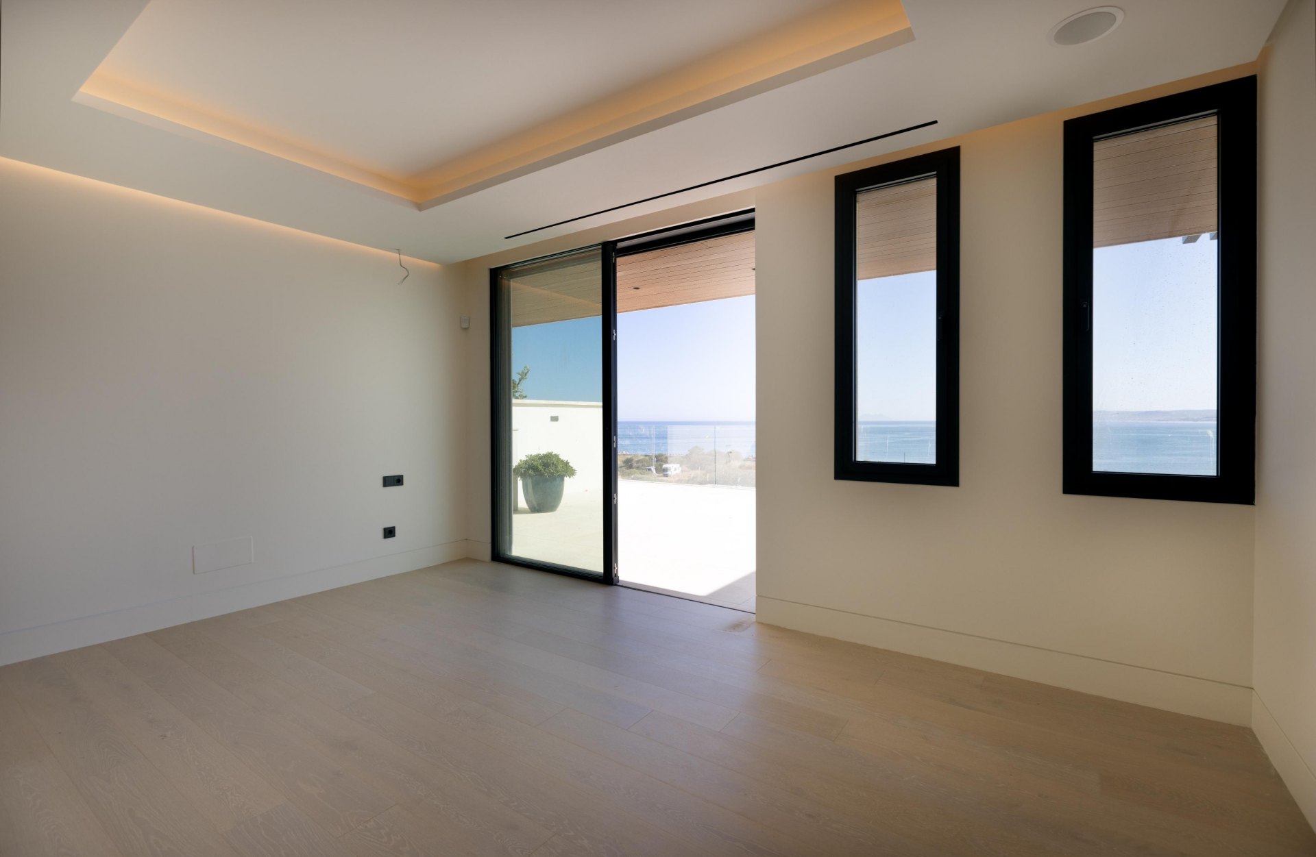 Apartamento de estilo villa, con 4 dormitorios, en primera línea de mar, Estepona