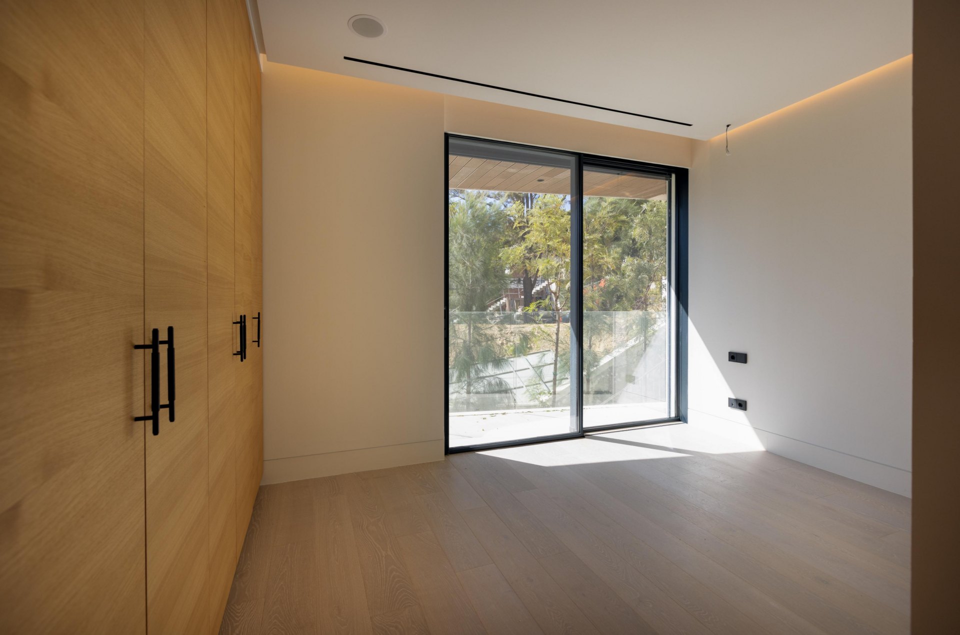 Apartamento de estilo villa, con 4 dormitorios, en primera línea de mar, Estepona