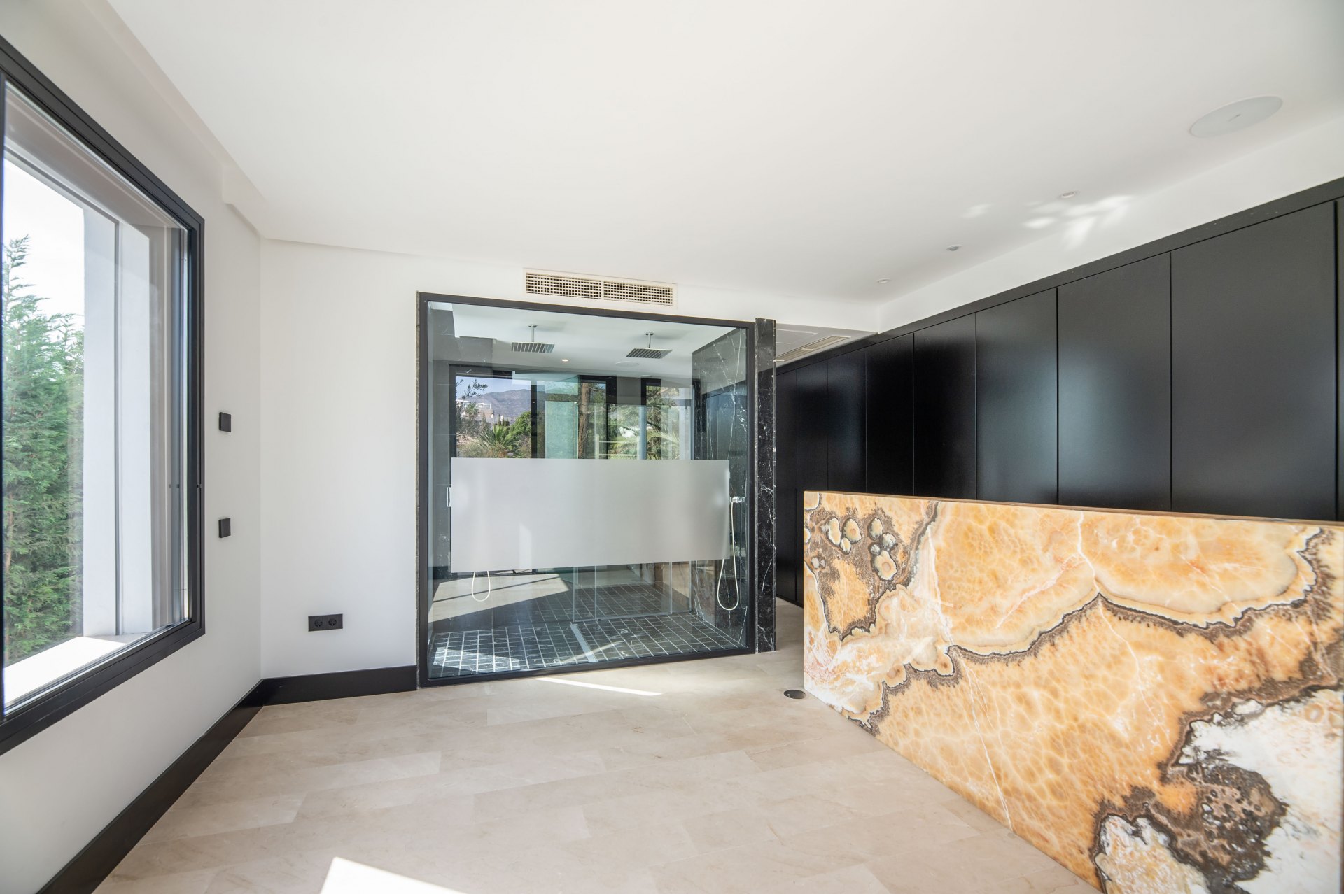 Villa muy moderna, lujosa y cerca de la playa en la Milla de Oro de Marbella