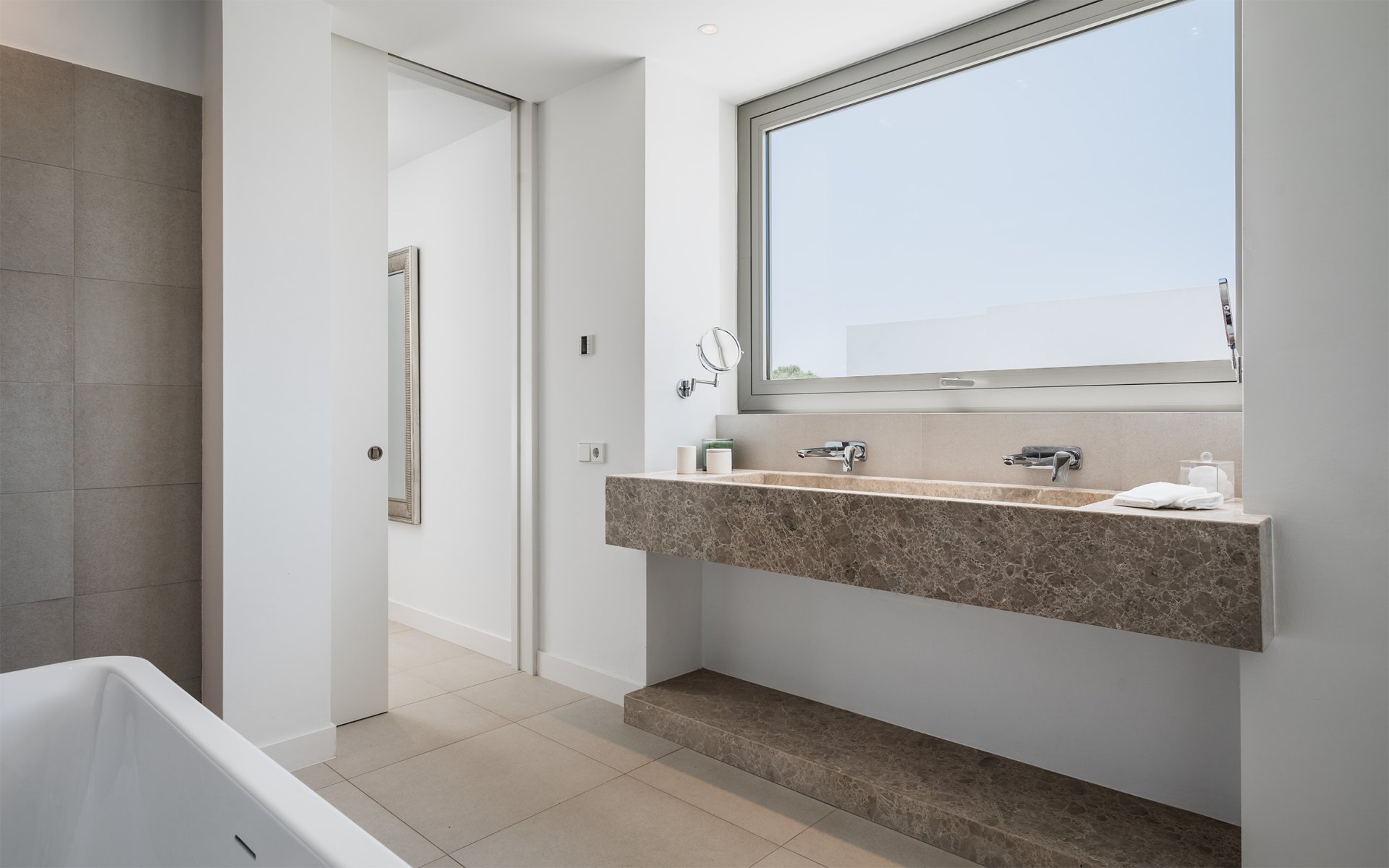 Avant-garde villa with Mediterranean touches in El Paraiso, Estepona