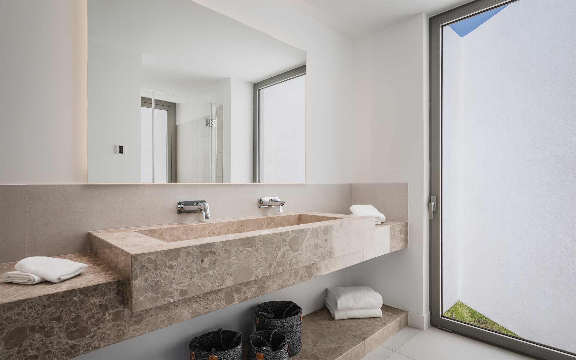 Avant-garde villa with Mediterranean touches in El Paraiso, Estepona