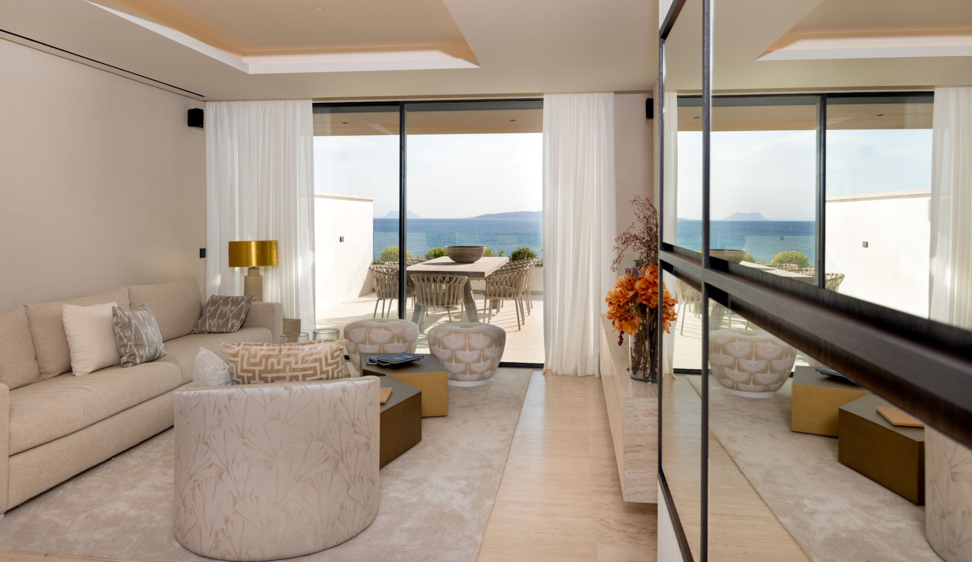 Apartamento con tamaño de villa en primera línea de playa Nueva Milla de Oro