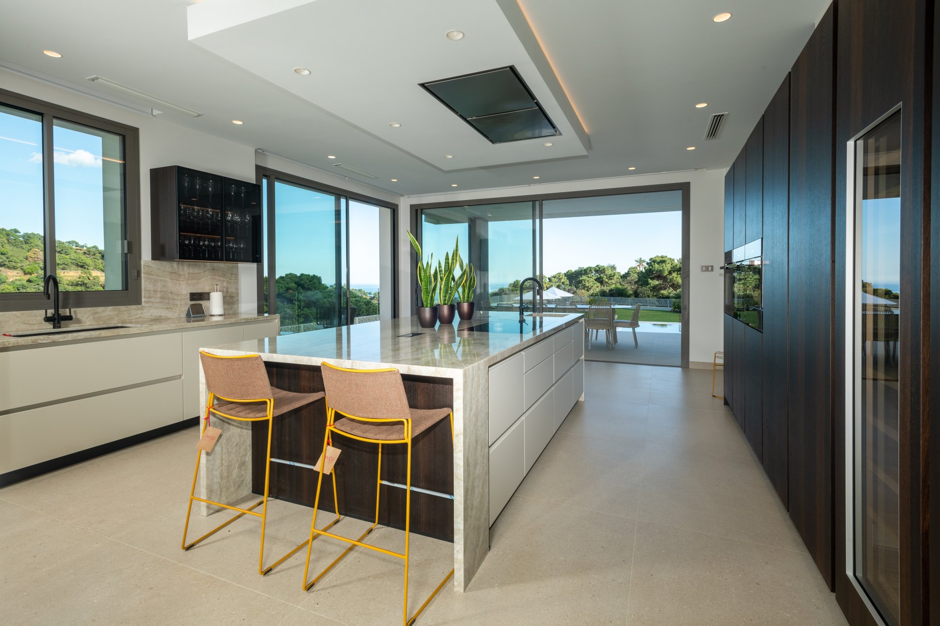 Un retiro de lujo en las montañas de Benahavís con vistas al mar