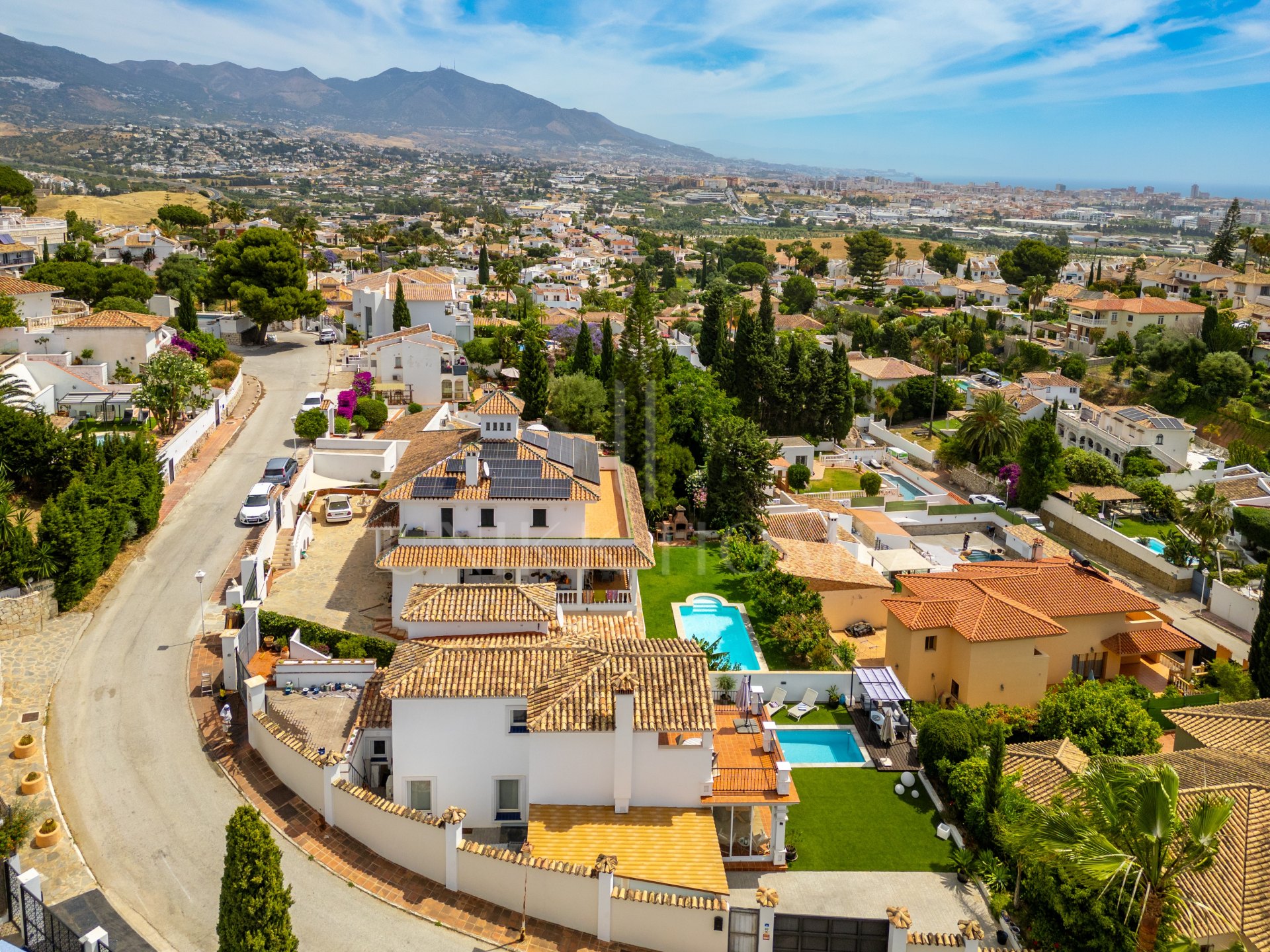 SOUTH-FACING FAMILY VILLA WITH PRIVATE POOL IN MIJAS COSTA