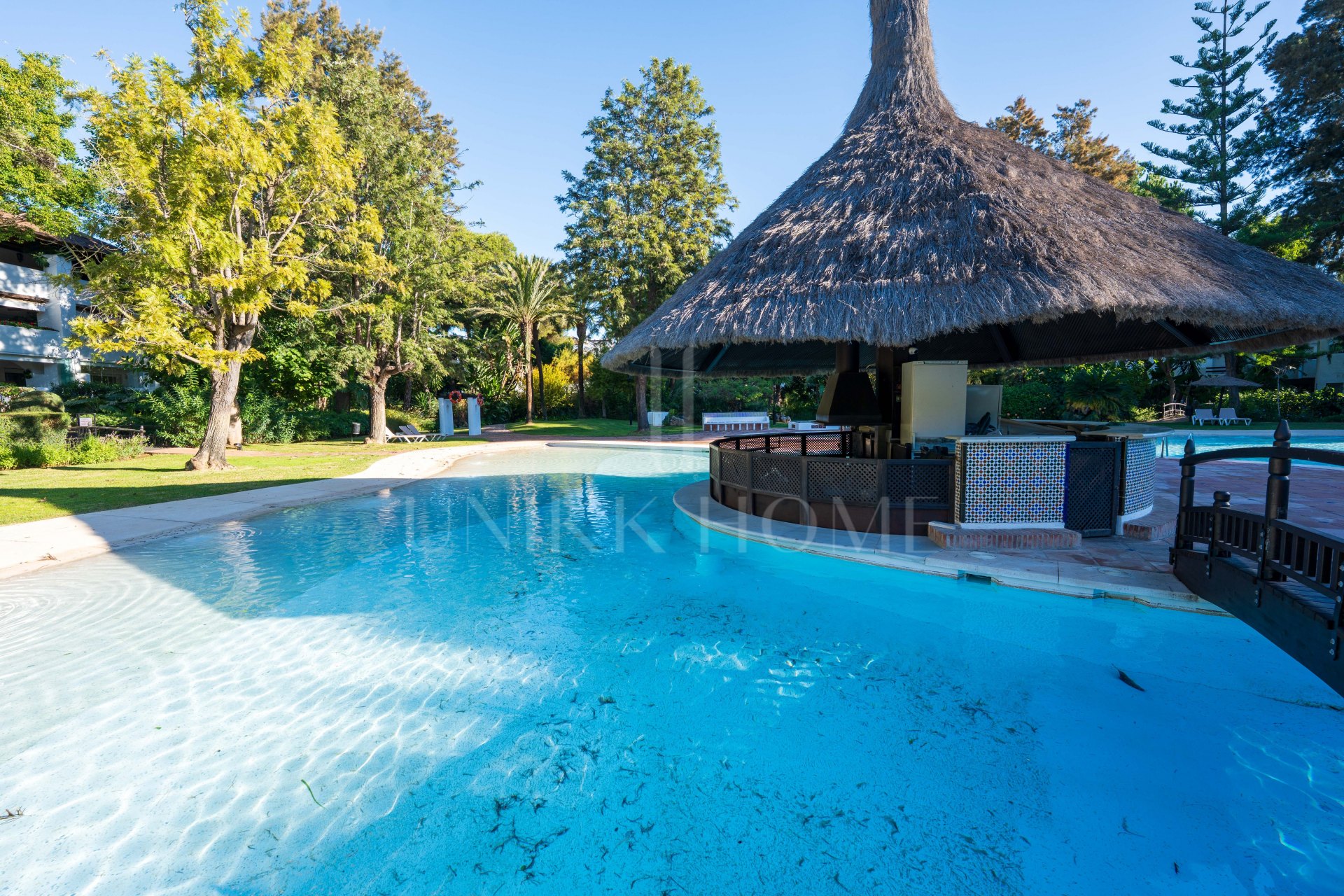 Ground floor apartment with large terrace and garden