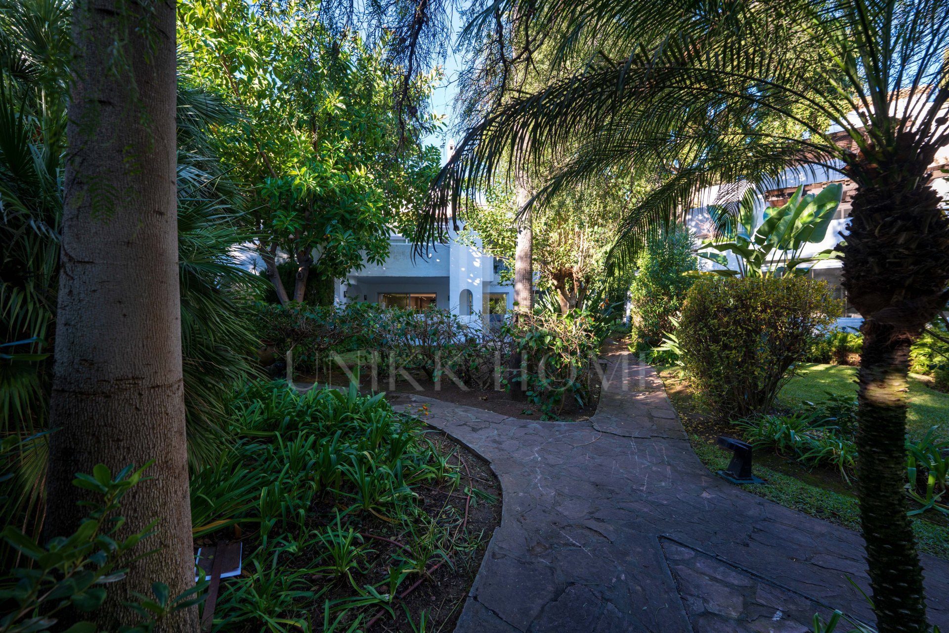 Ground floor apartment with large terrace and garden