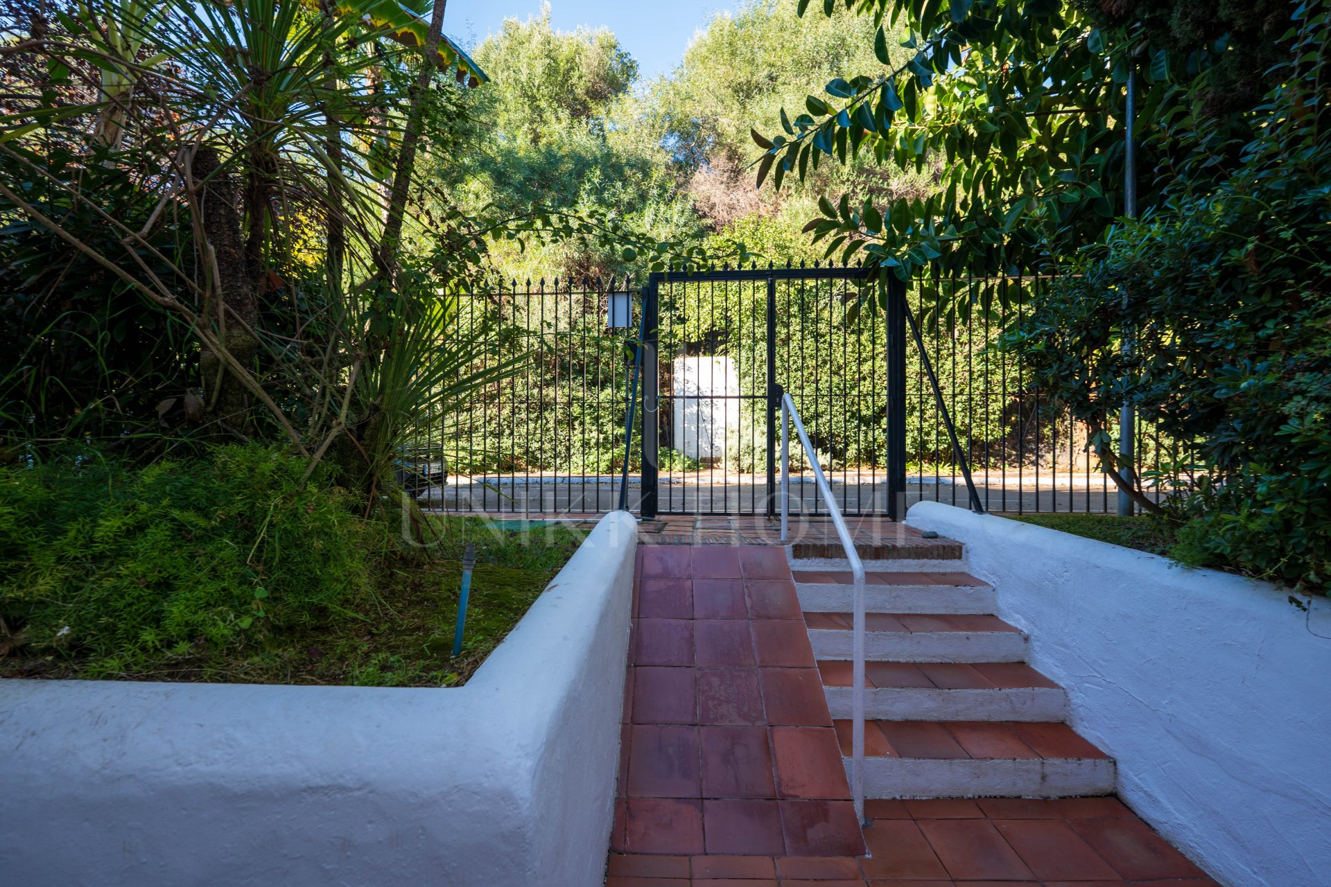 Ground floor apartment with large terrace and garden