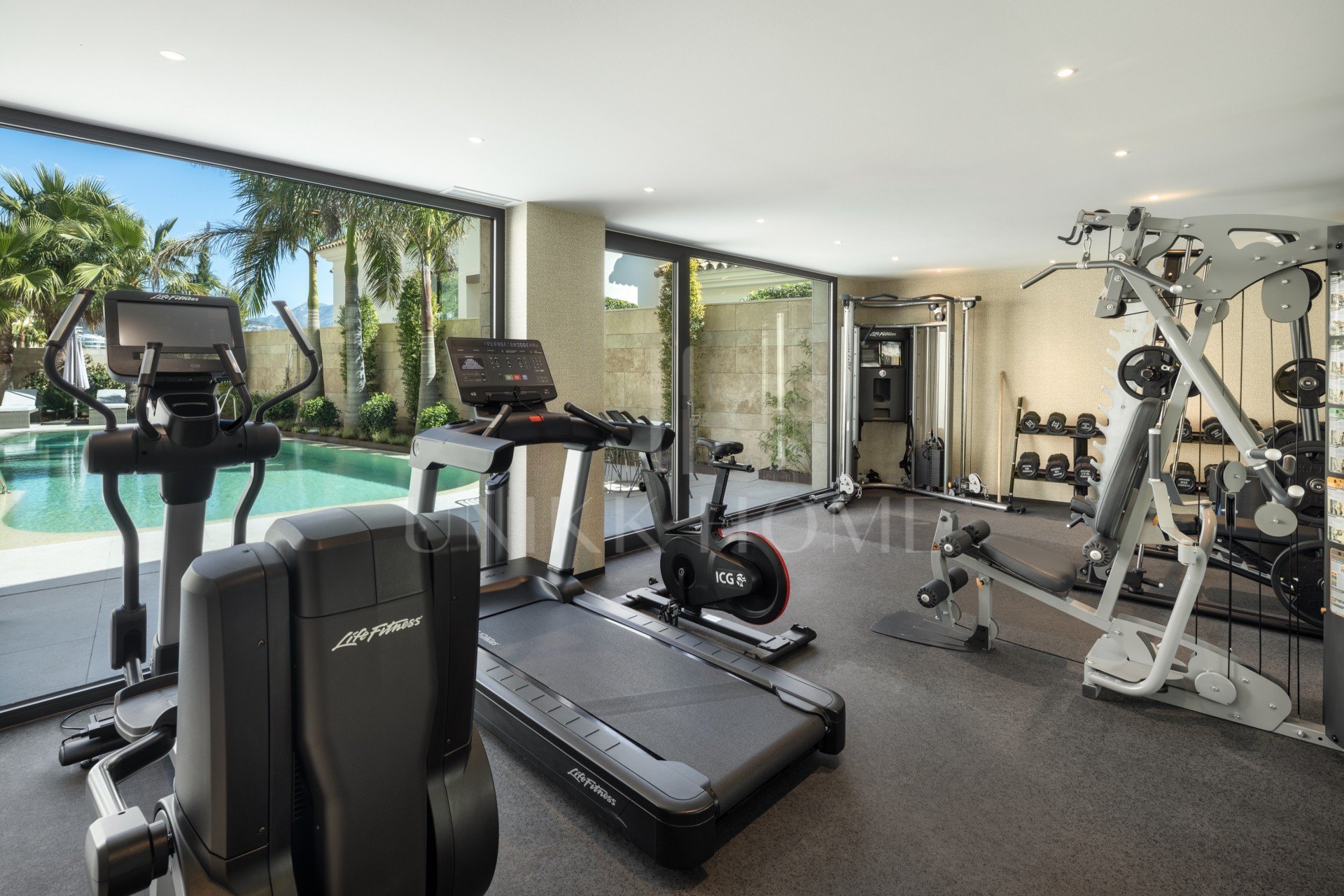 ELEGANCIA MODERNA Y VISTAS AL MAR EN UNA DE LAS ZONAS MÁS EXCLUSIVAS DE LA QUINTA